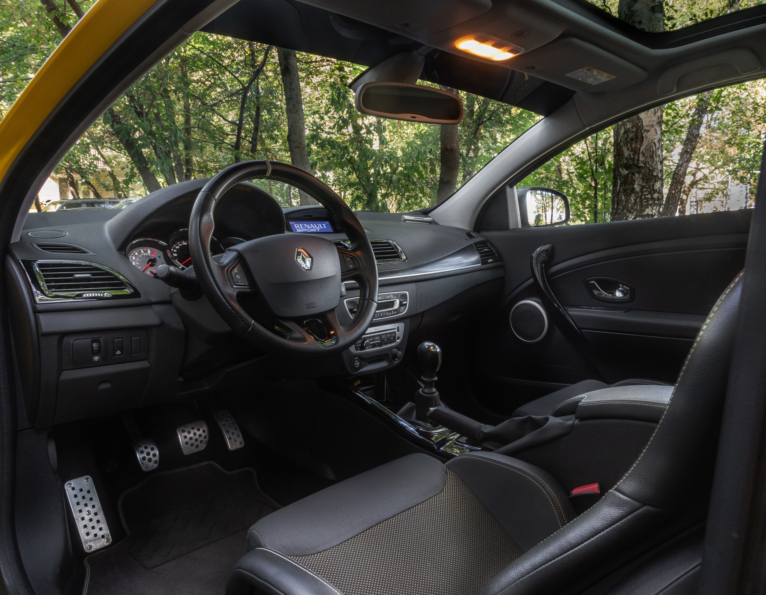 Спортивный хэтчбэк ездит по улицам Москвы. Жуков Илья  свадебный фотограф в Москве