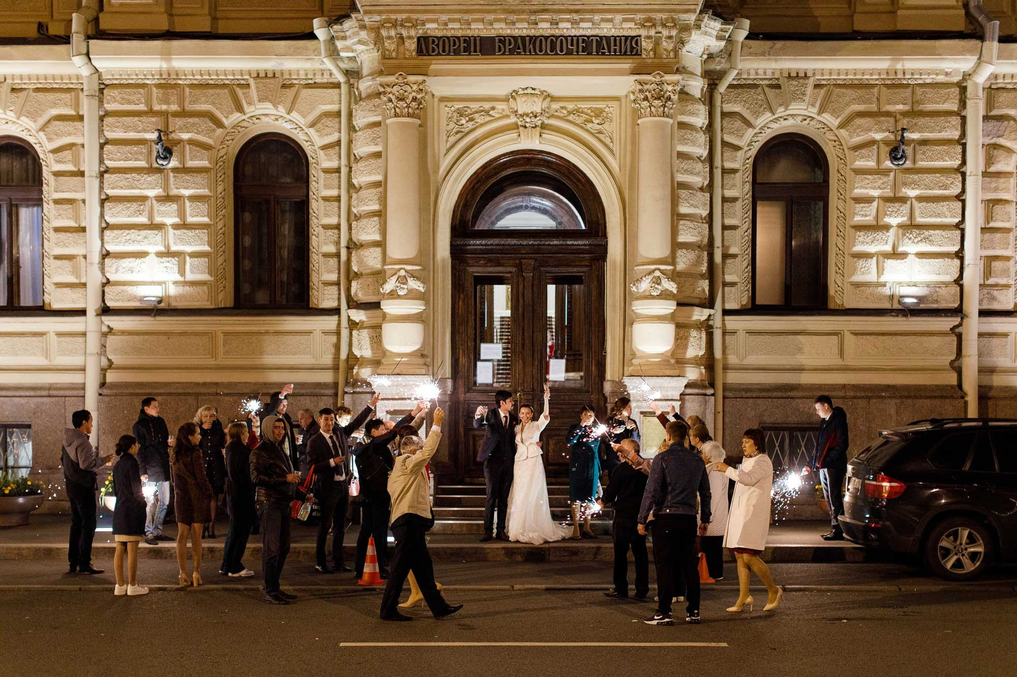 Свадьба с бенгальскими огнями у входа во Дворец Бракосочетаний №1 в СПб