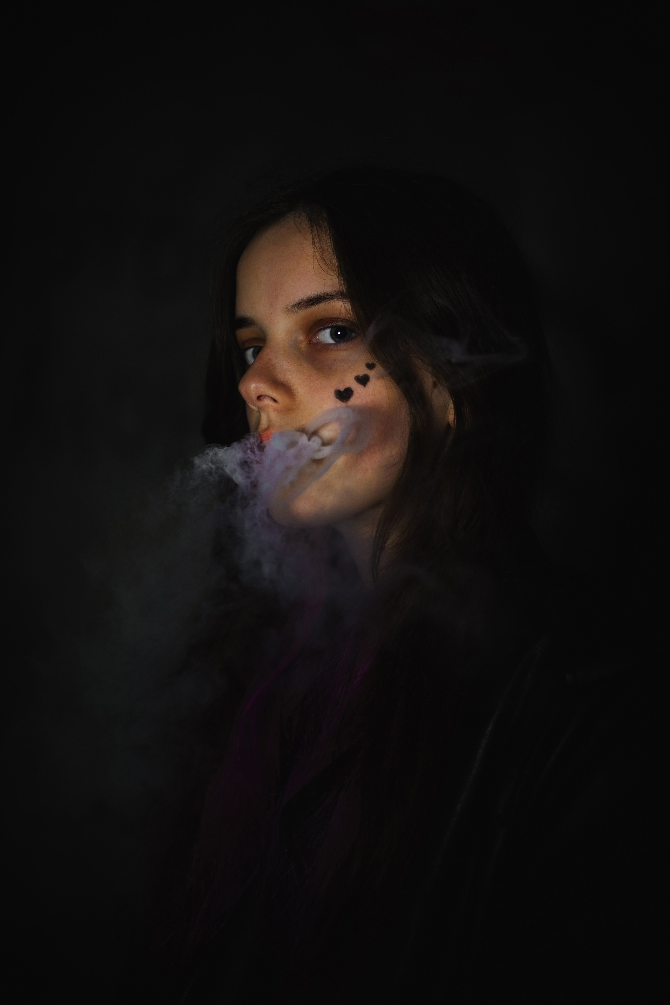 Модель: Лидия Леймон. Фотограф - Николай Мокрицкий. Импровизионаня фотосессия, в заброшенном здании. Креативная ночная фотосессия. Молодая девушка в образе неформалки. Темные волосы с фиолетовой прядью, полосатые чулки, ботинки. Зажигалка, кровь, горящий факел, огонь – атмосферное заброшенноге здания. Факел, Девушка, молодая девушка, Альтушка, Фотосеесия, Подросток, Крашенные волосы, Сигарета, Кровь, Позировка, Потрет