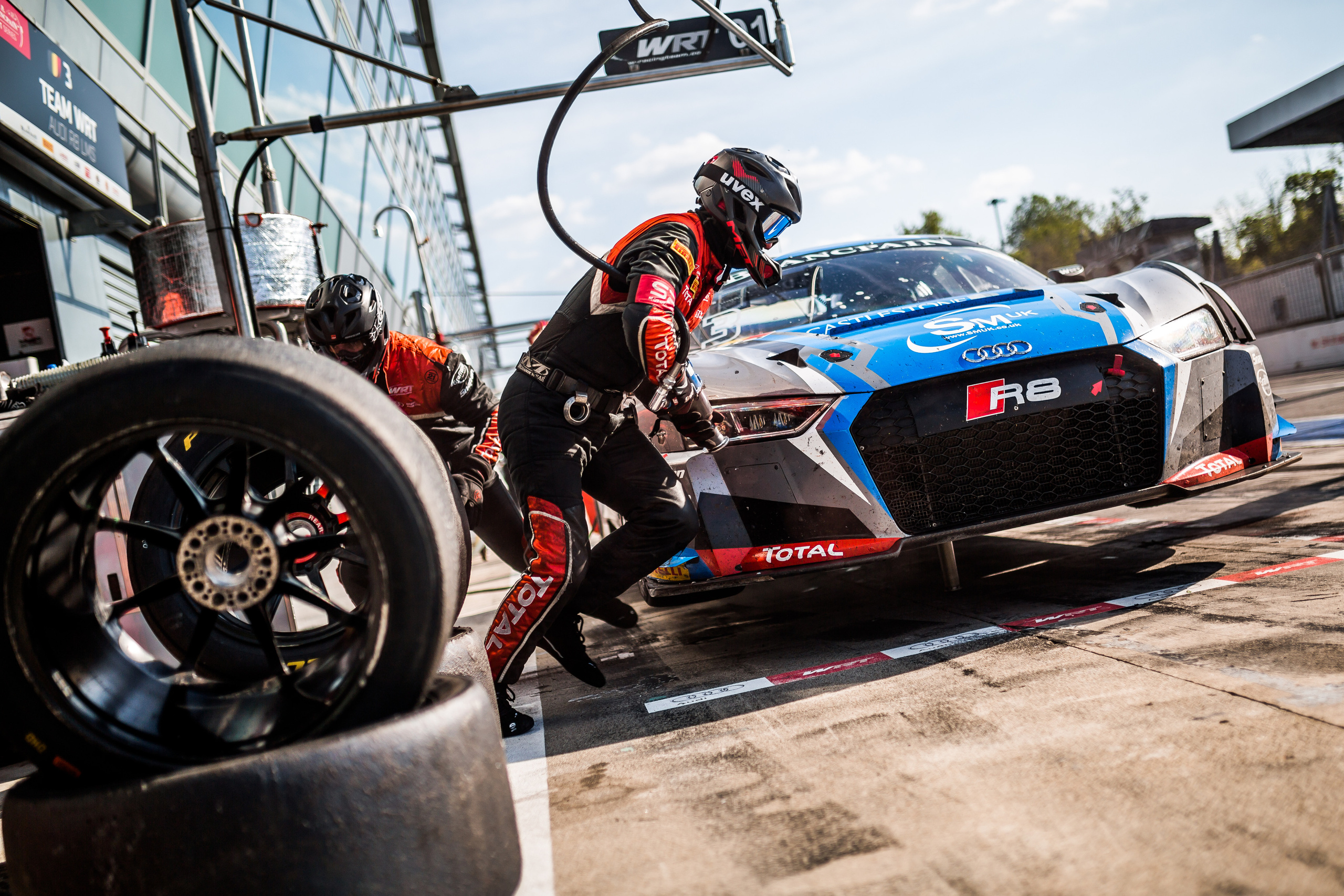 Фоторепортаж с автомобильной гонки или автоспорта