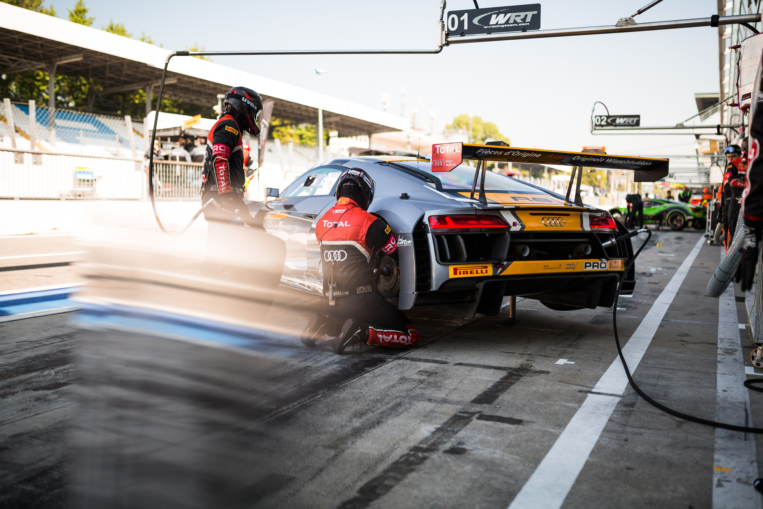 Спортивный автомобиль на гоночном треке