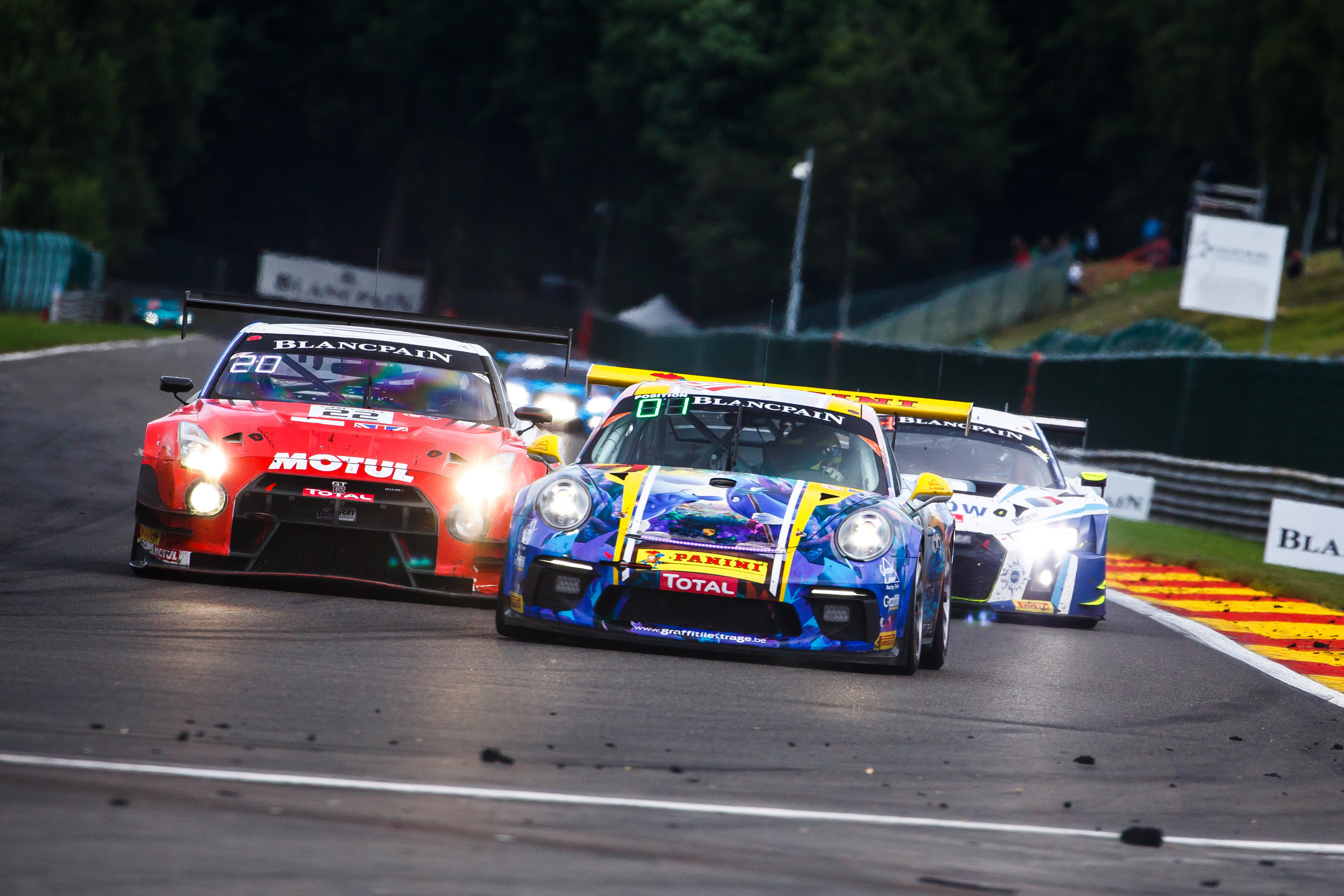 Автомобиль Porsche на гоночном треке 