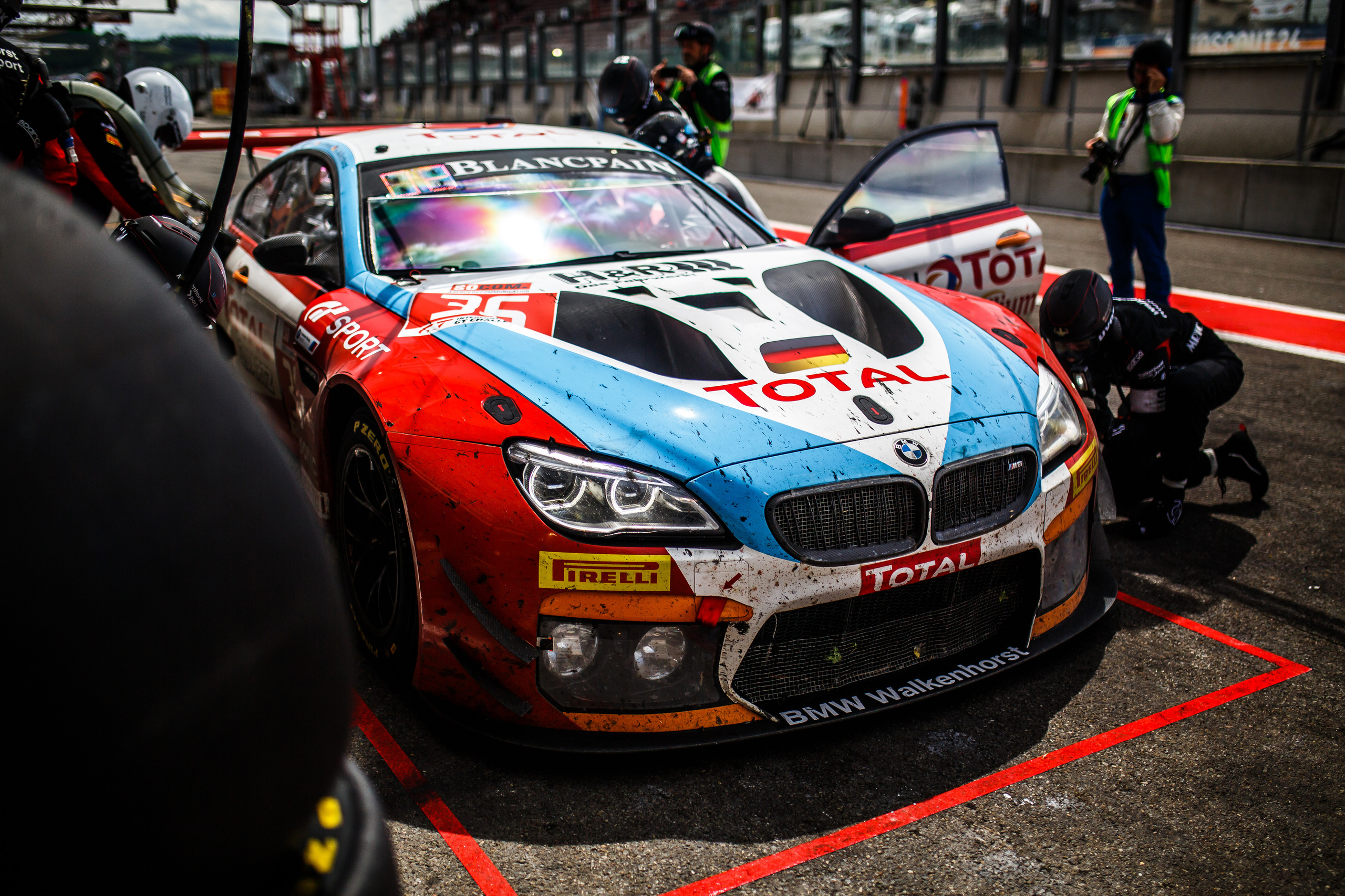 Фотография автомобиля BMW на гоночной трассе на питлейне