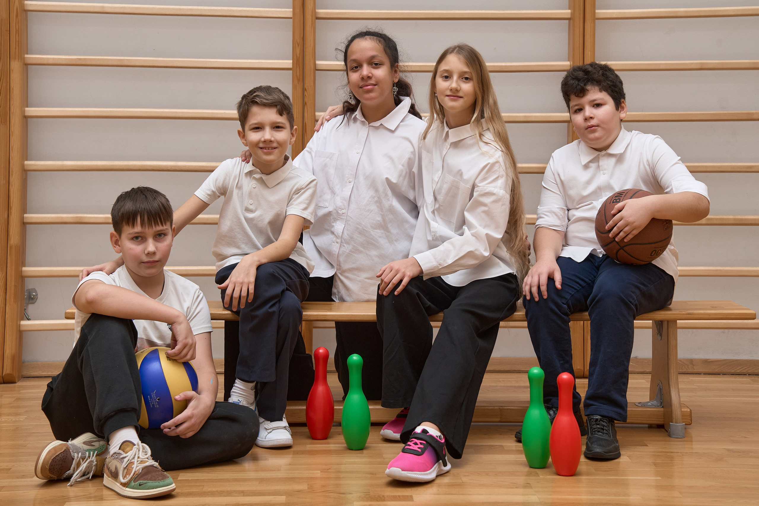 группа школьников радостные эмоции в спортзале