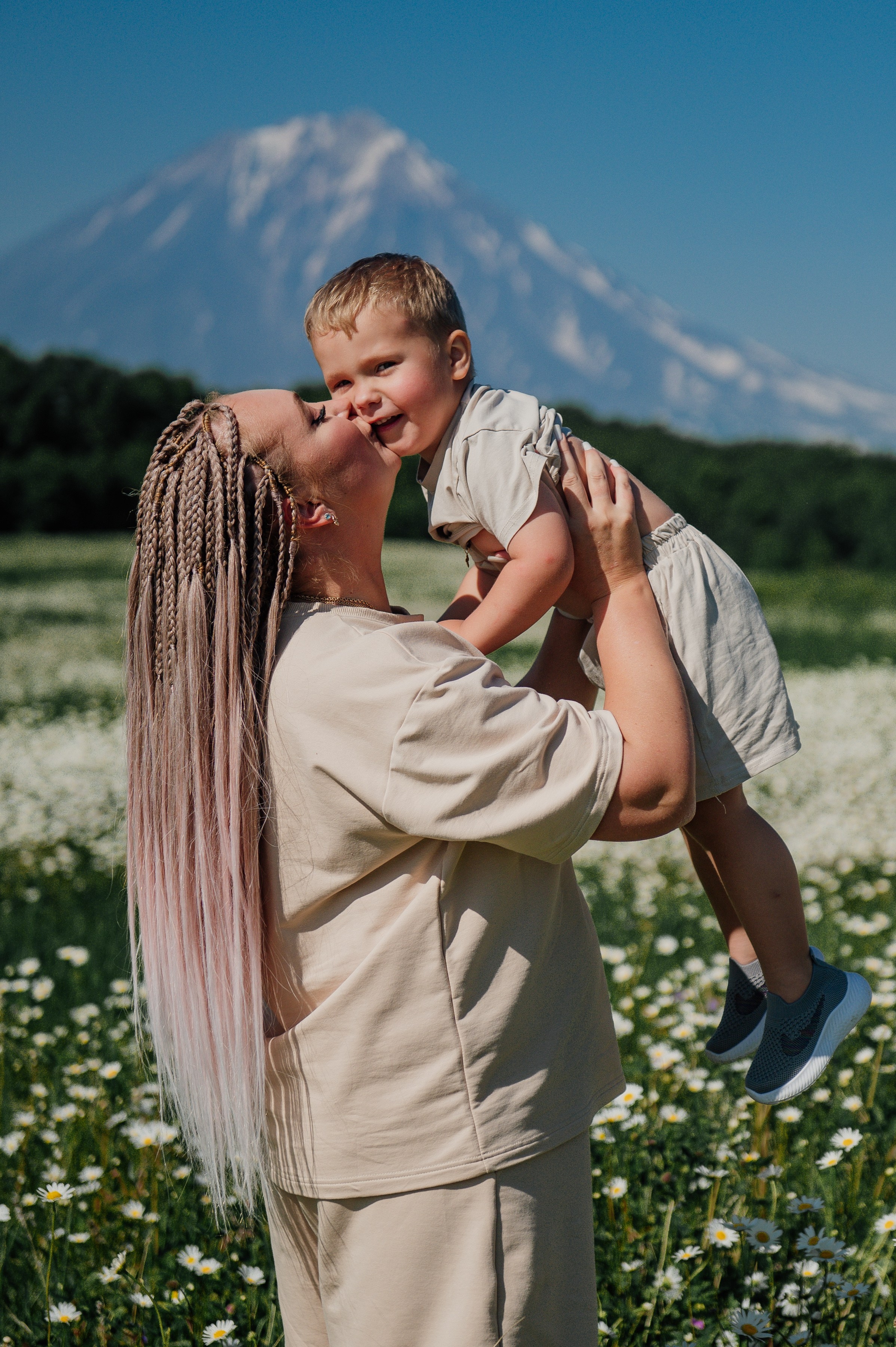 Большая семья в ромашках. Свадебный и семейный фотограф Камчатка. Фотограф Камчатка