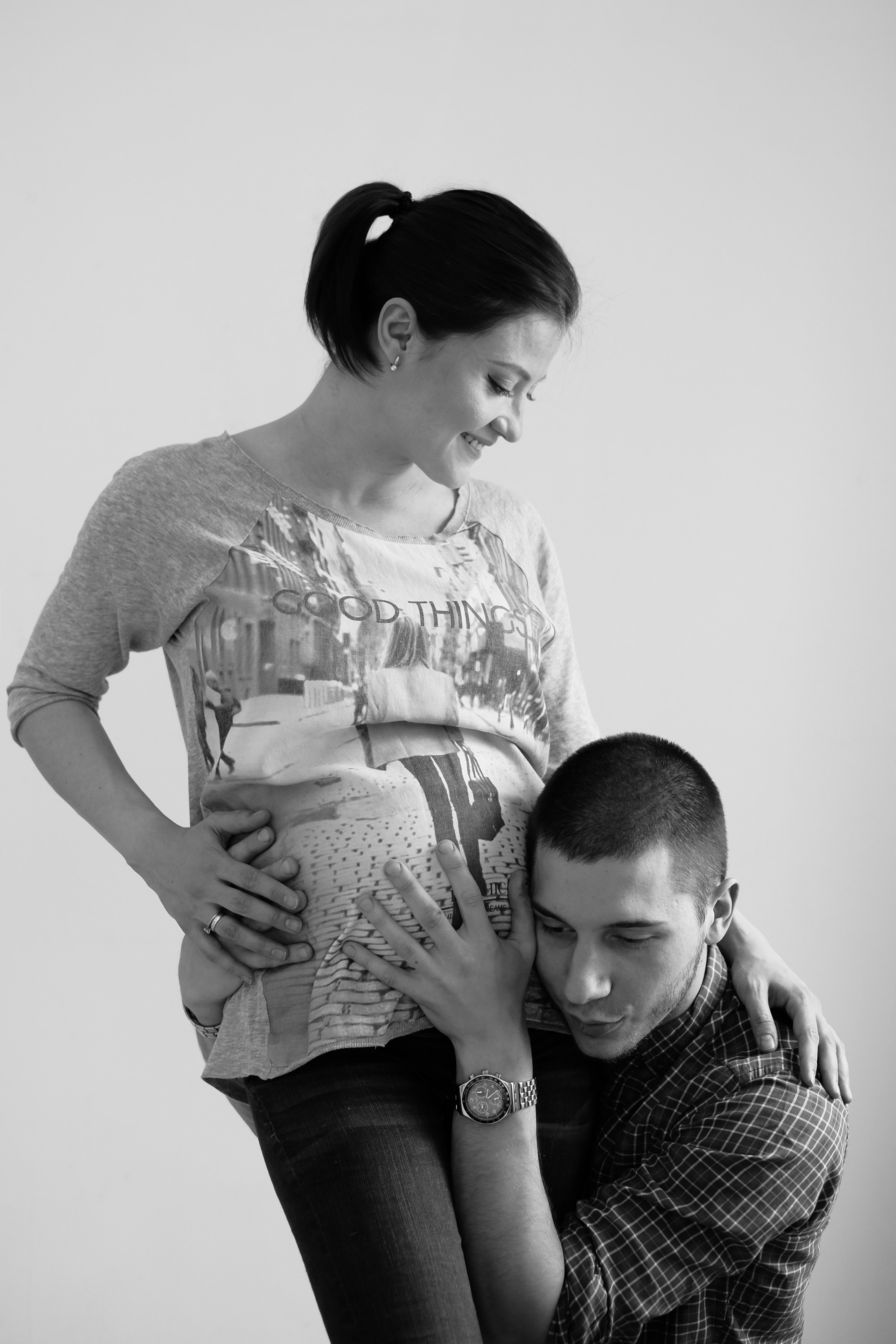 Съемка для двух беременных подруг в светлой студии. Фотографы в Москве Светлана Устинова и Сергей Грачев