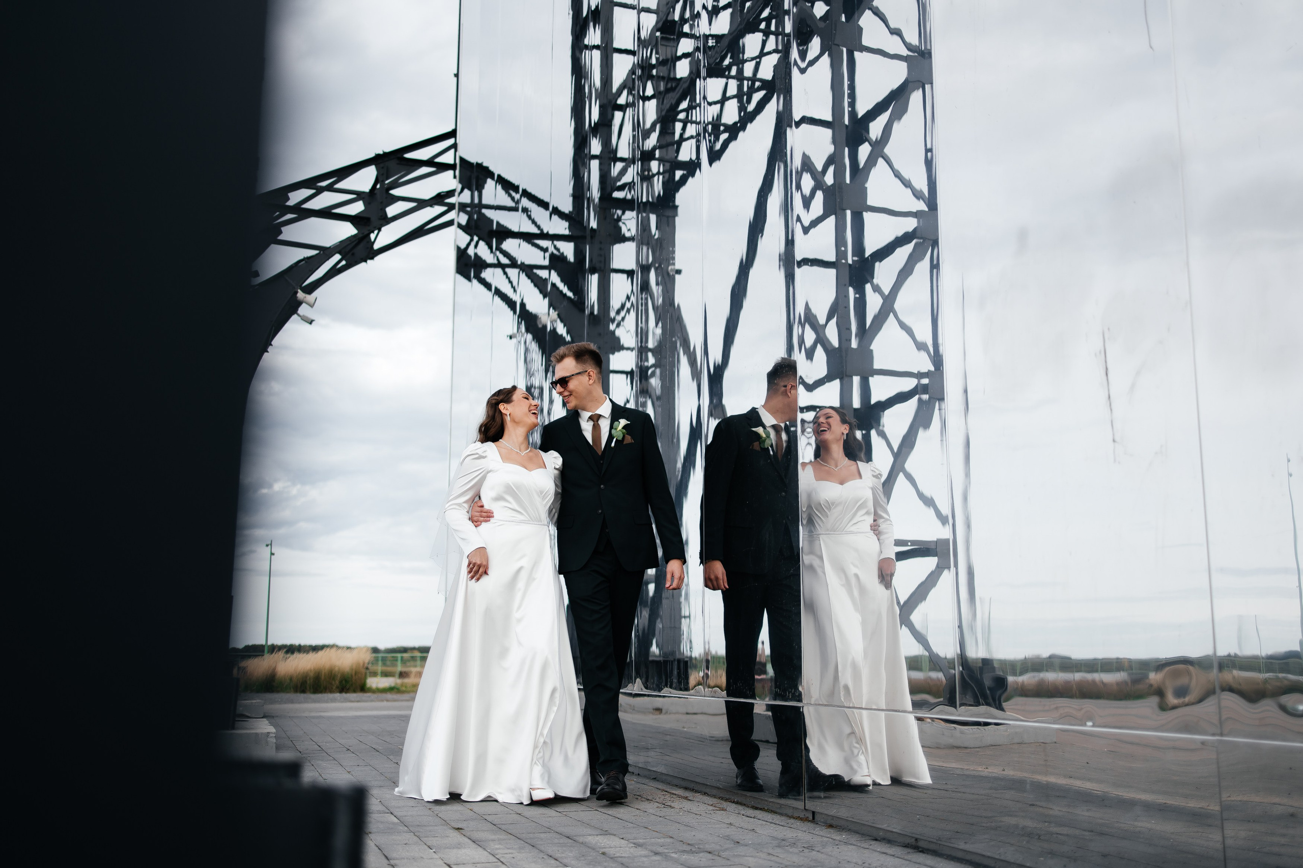 Красивая прогулка жениха с невестой в Нижнем Новгороде