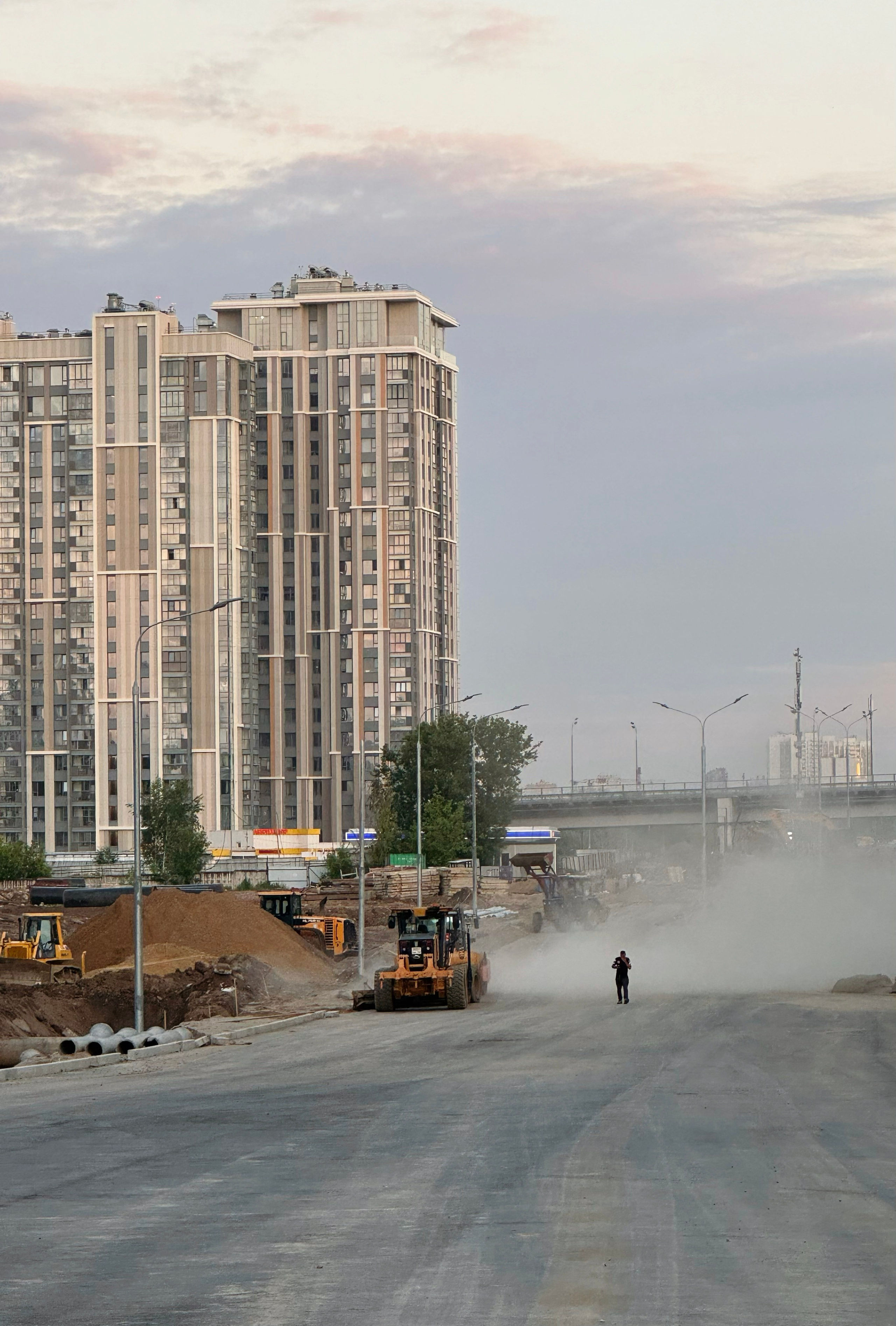 Расширение новой дороги на ул. Сельскохозяйственная в Москве.