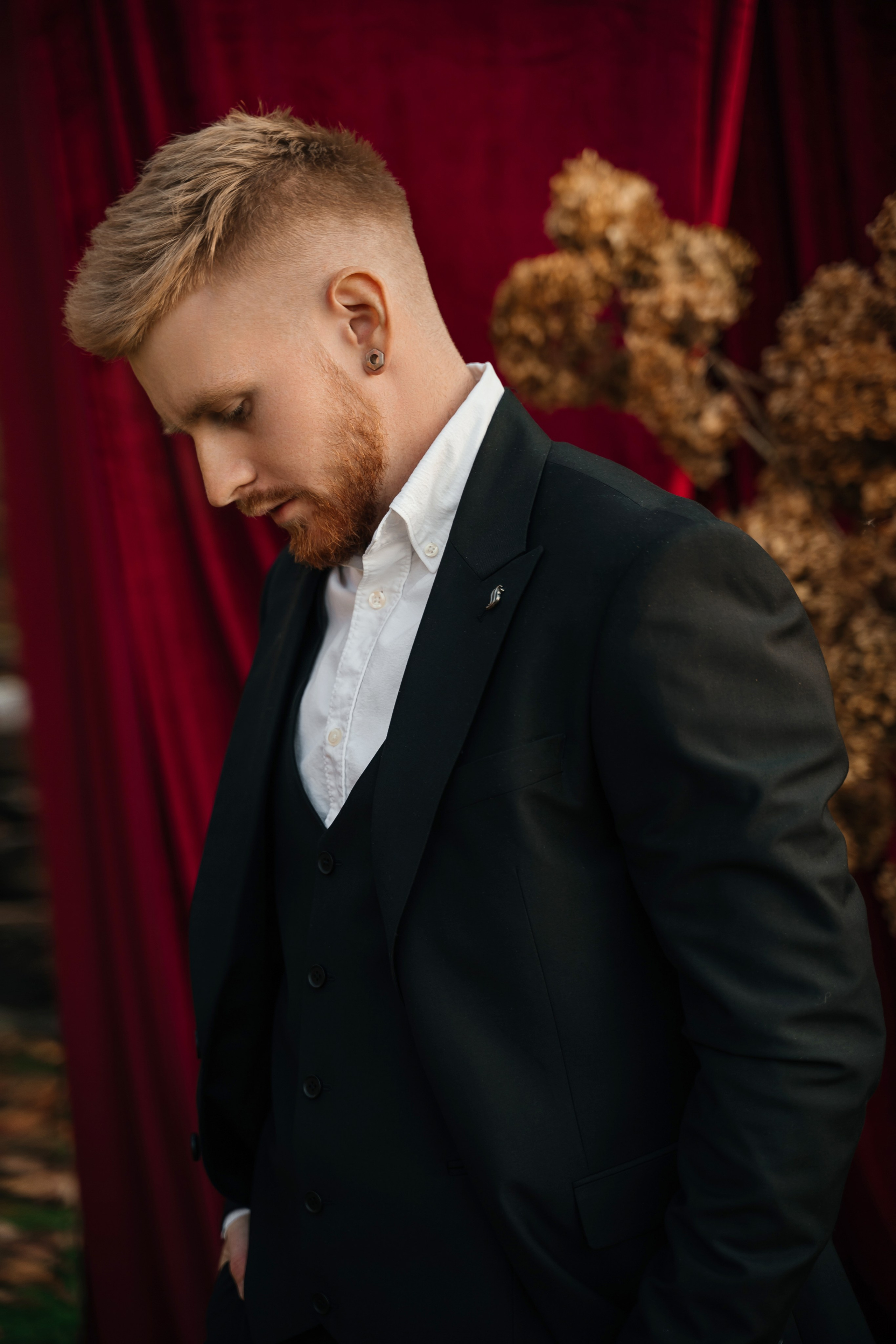 Свадебная церемония на фотозоне из красного бархата. Свадебный фотограф Елена Рякина