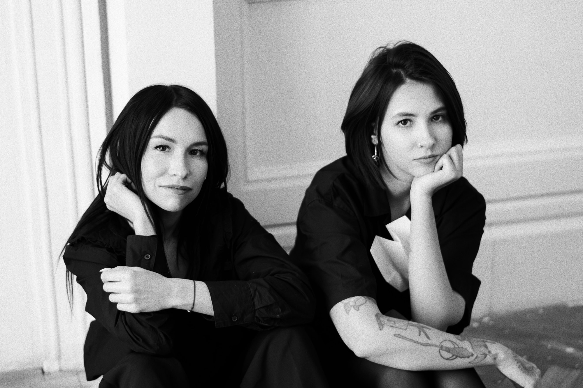 Фотосессия сестер в студии концептуальная история. Портретный фотограф Тюмень Дарья Мустафина