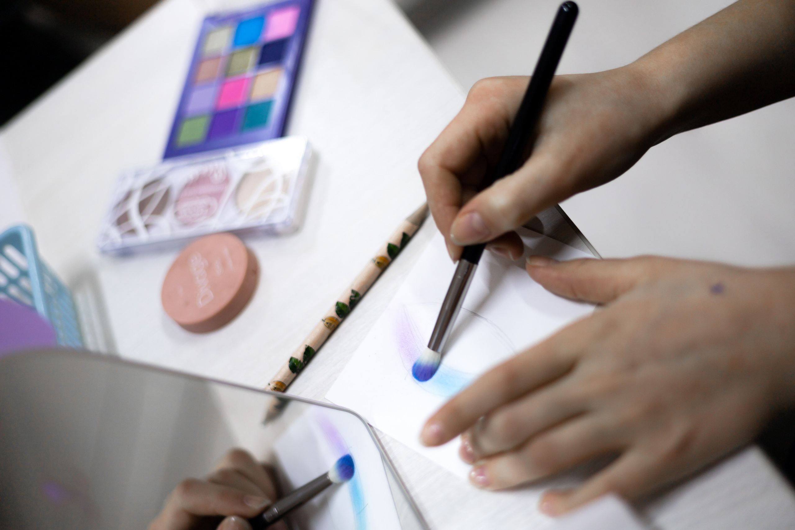 Урок «цветного» макияжа для Театра моды. Школа для девочек во Владивостоке — Само Совершенство