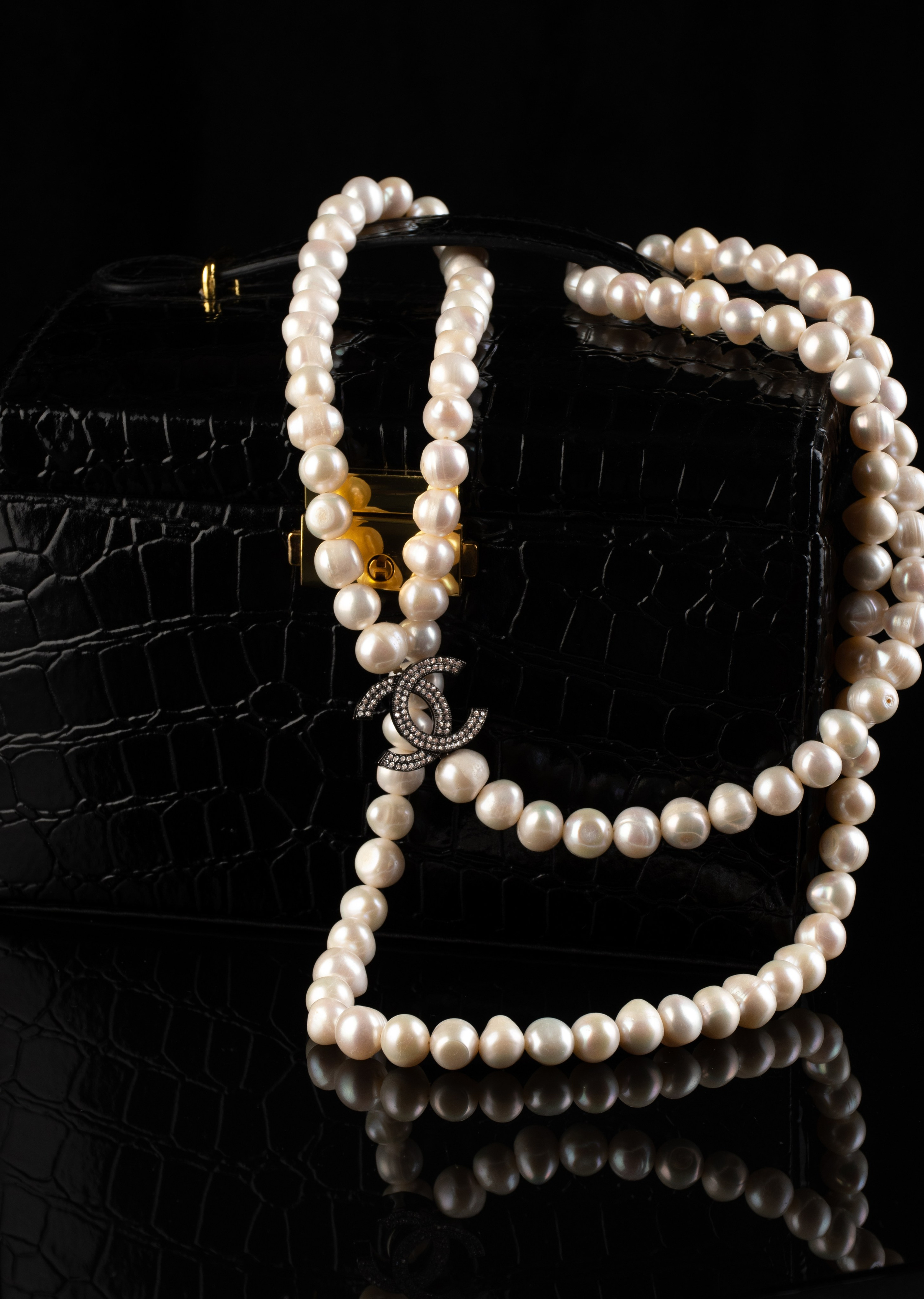 Чёрный фон. Предметный, рекламный, ювелирный фотограф в Москве