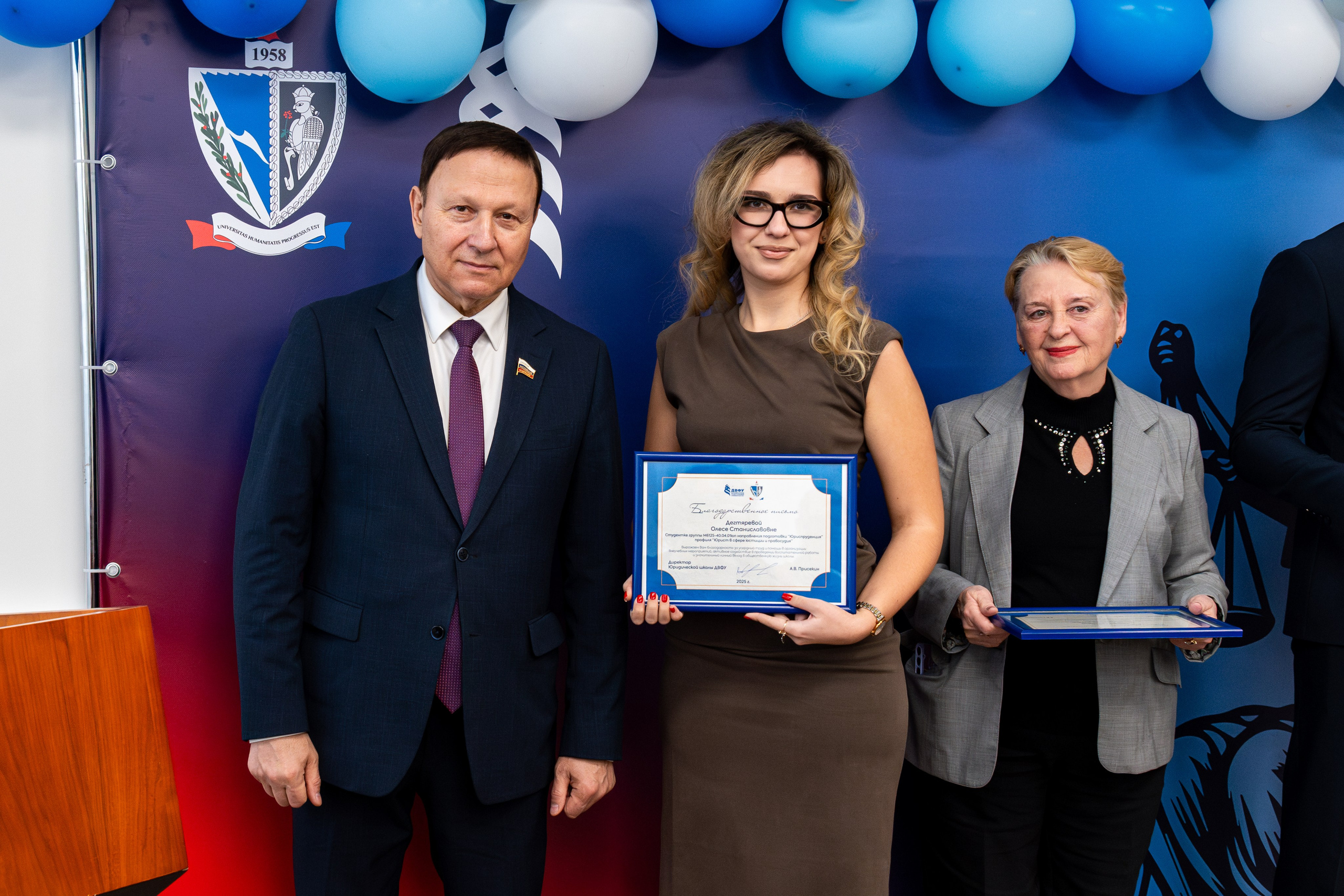 Встреча студентов и сотрудников ДВФУ с сенатором РФ Александром Роликом в День юриста. Репортажный и портретный фотограф во Владивостоке Денис Седов