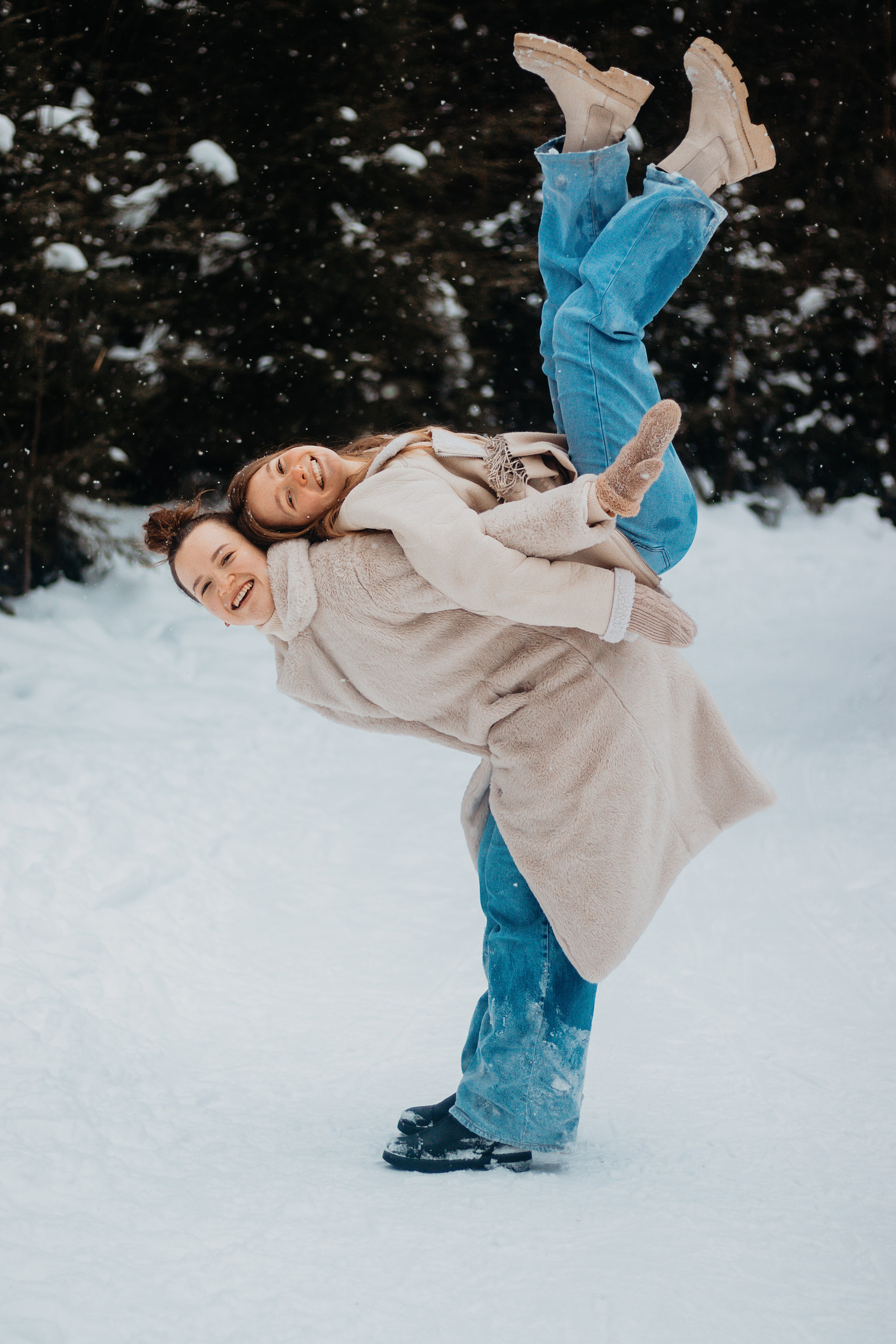 Шура и Даша. Лес