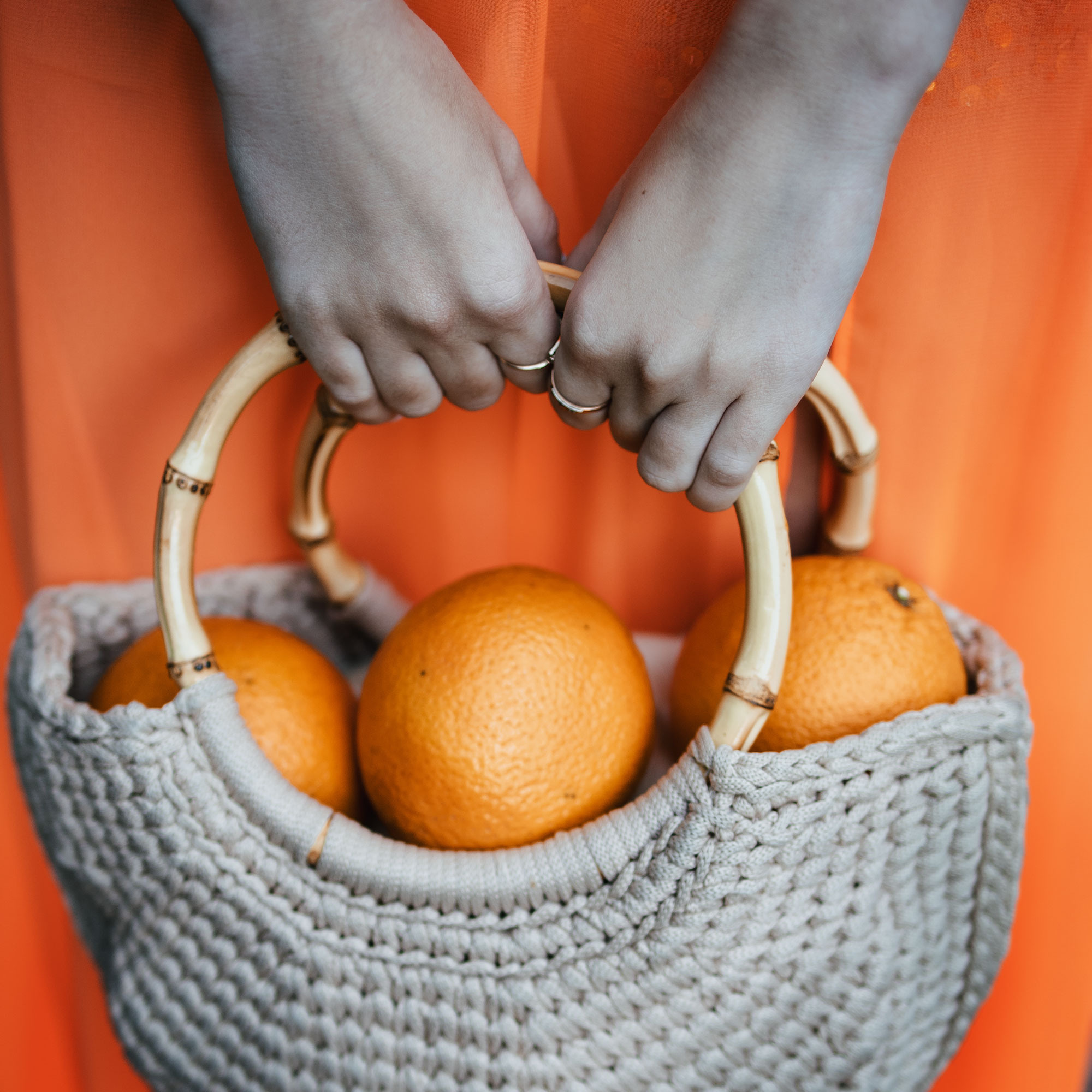 Индивидуальная женская летняя фотосессия летняя на улице с корзиной апельсинов яркая солнечная оранжевое настроение летнее платье апельсины море юг солнце для девушки