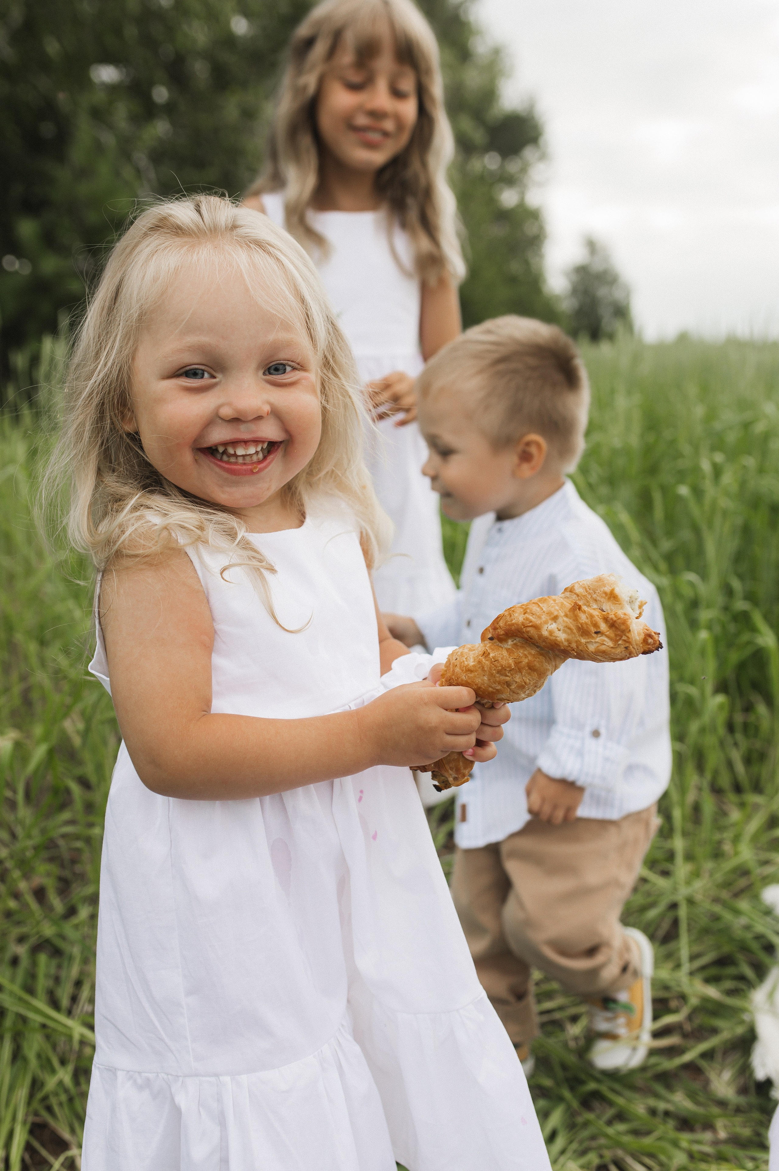 Маша и Миша и их веселая компания (пикник в поле). Семейный и свадебный фотограф в Екатеринбурге Орлова Ирина