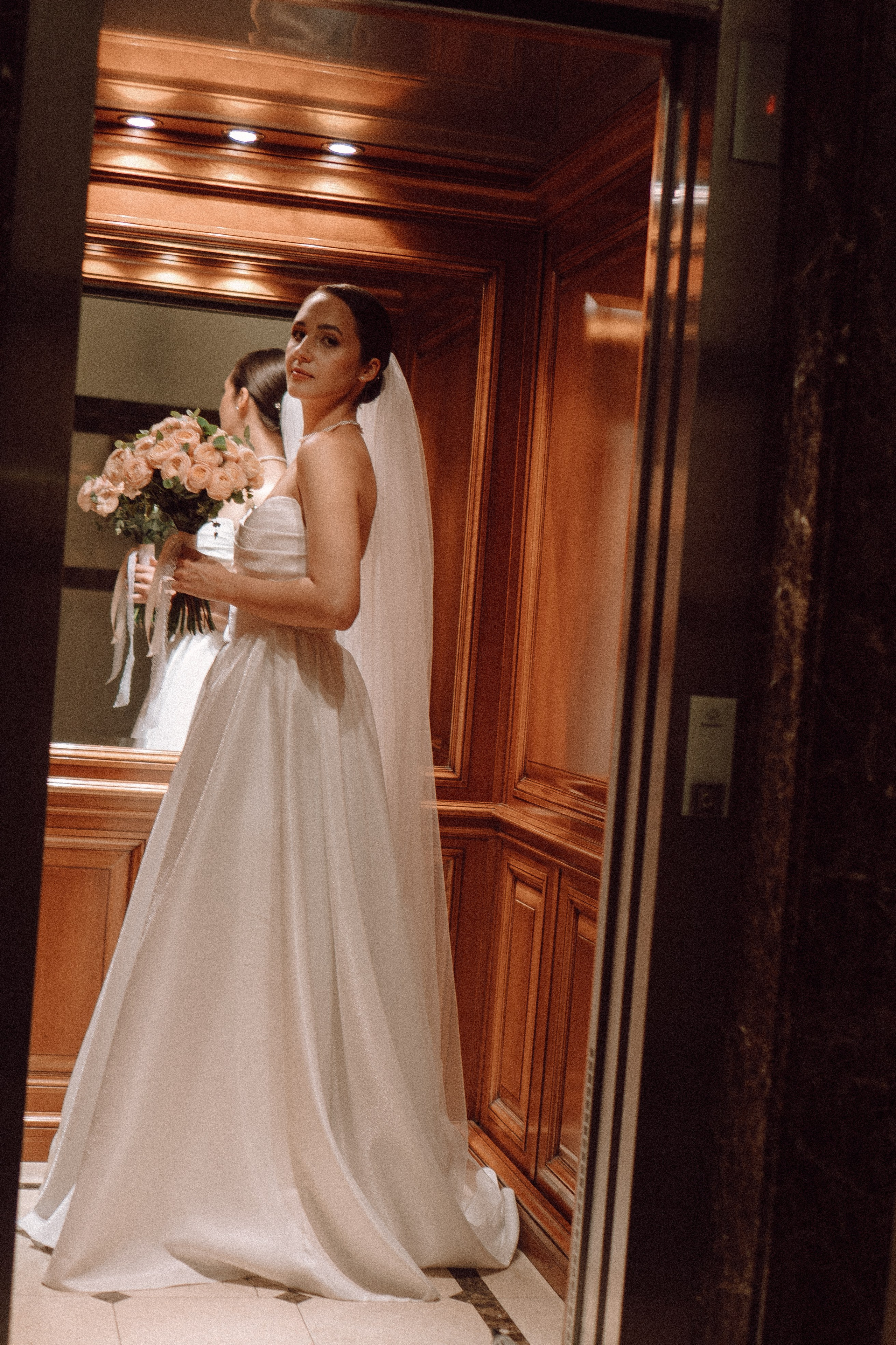 СВАДЕБНАЯ ПРОГУЛКА В САНТК-ПЕТЕРБУРГЕ (ИСАКИЕВСКИЙ СОБОР, ЗИМНЯЯ КАНАВКА, ЭРМИТАЖ И БОЛЬШАЯ МОРСКАЯ УЛИЦА). Профессиональный фотограф, Санкт-Петербург — Виктория Богомолова