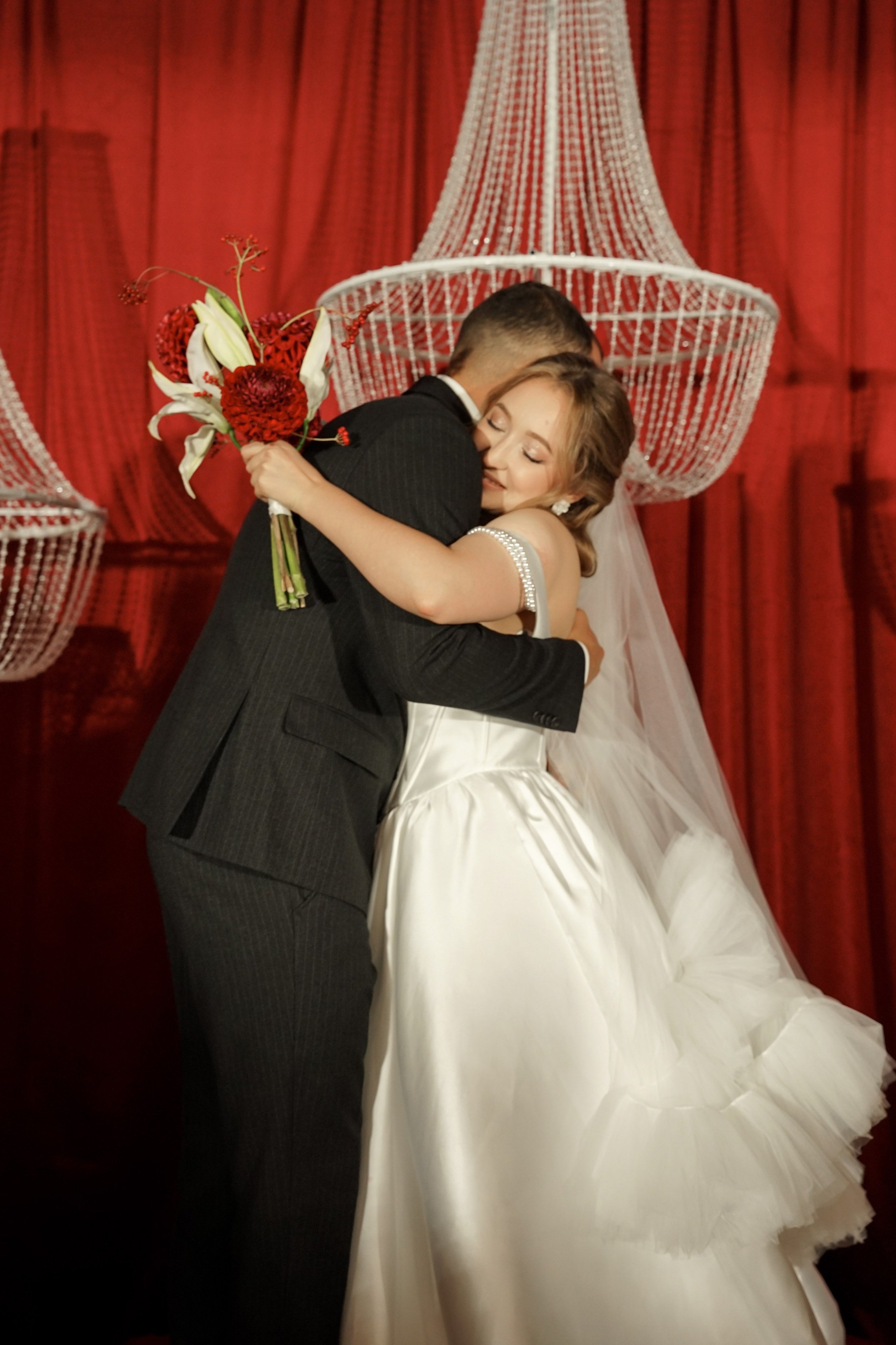 Кристина и Андрей: лавстори в гостинице и динамичный банкет. Фотограф в Иркутске