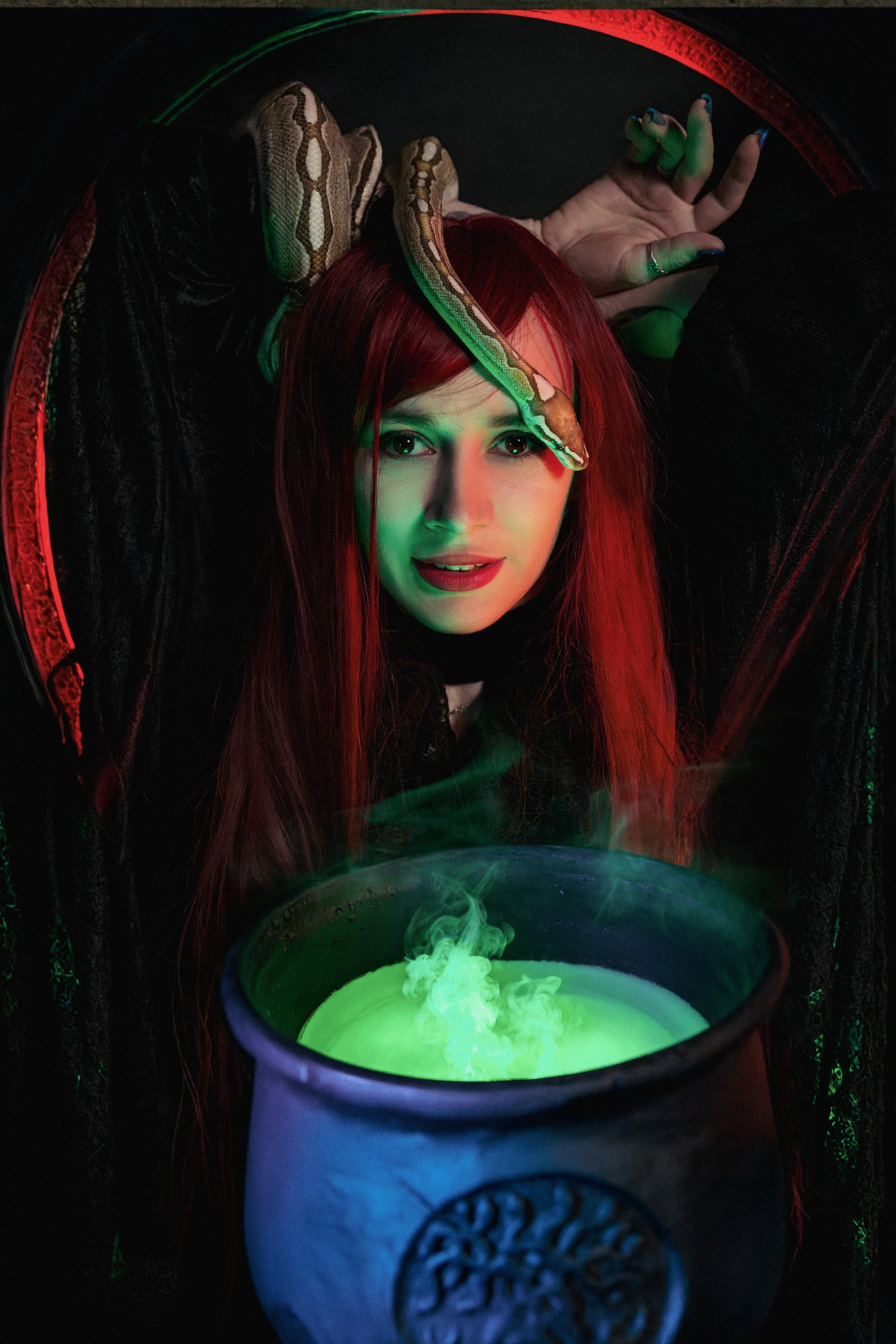 готическая фотосессия ведьмы со змеями, спиритическая доска, черепа