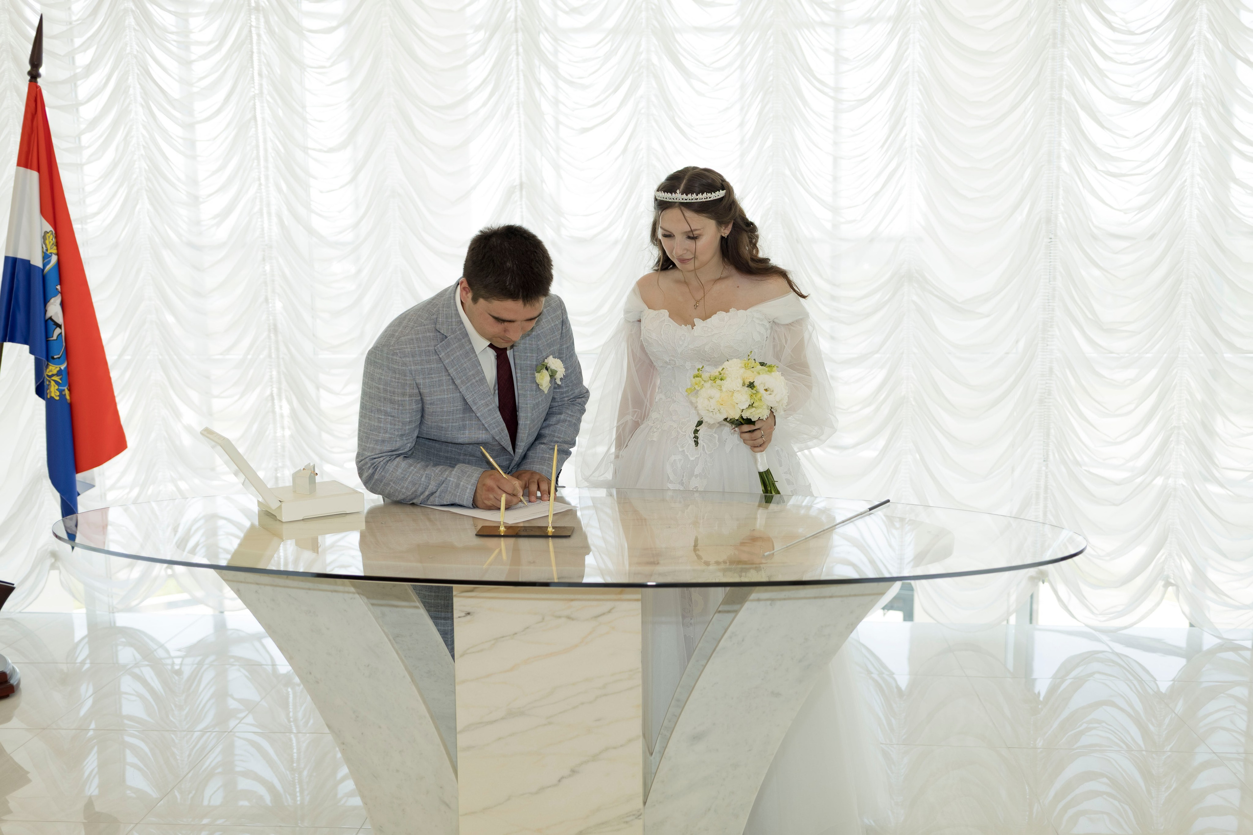 Торжественная регистрация в ЗАГСе. Свадебный фотограф Александра Попова