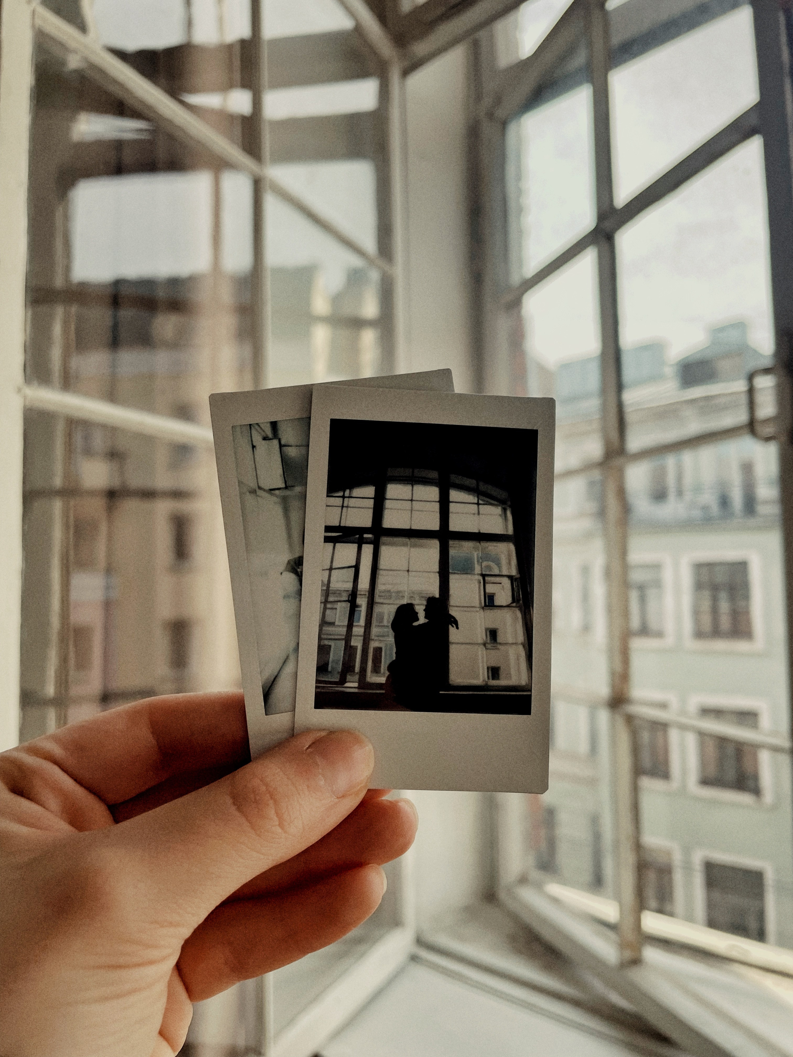 Кадры на инстакс instax моментальная фотография. Фотограф про чувства, моменты, любовь. свадебный и портретный фотограф