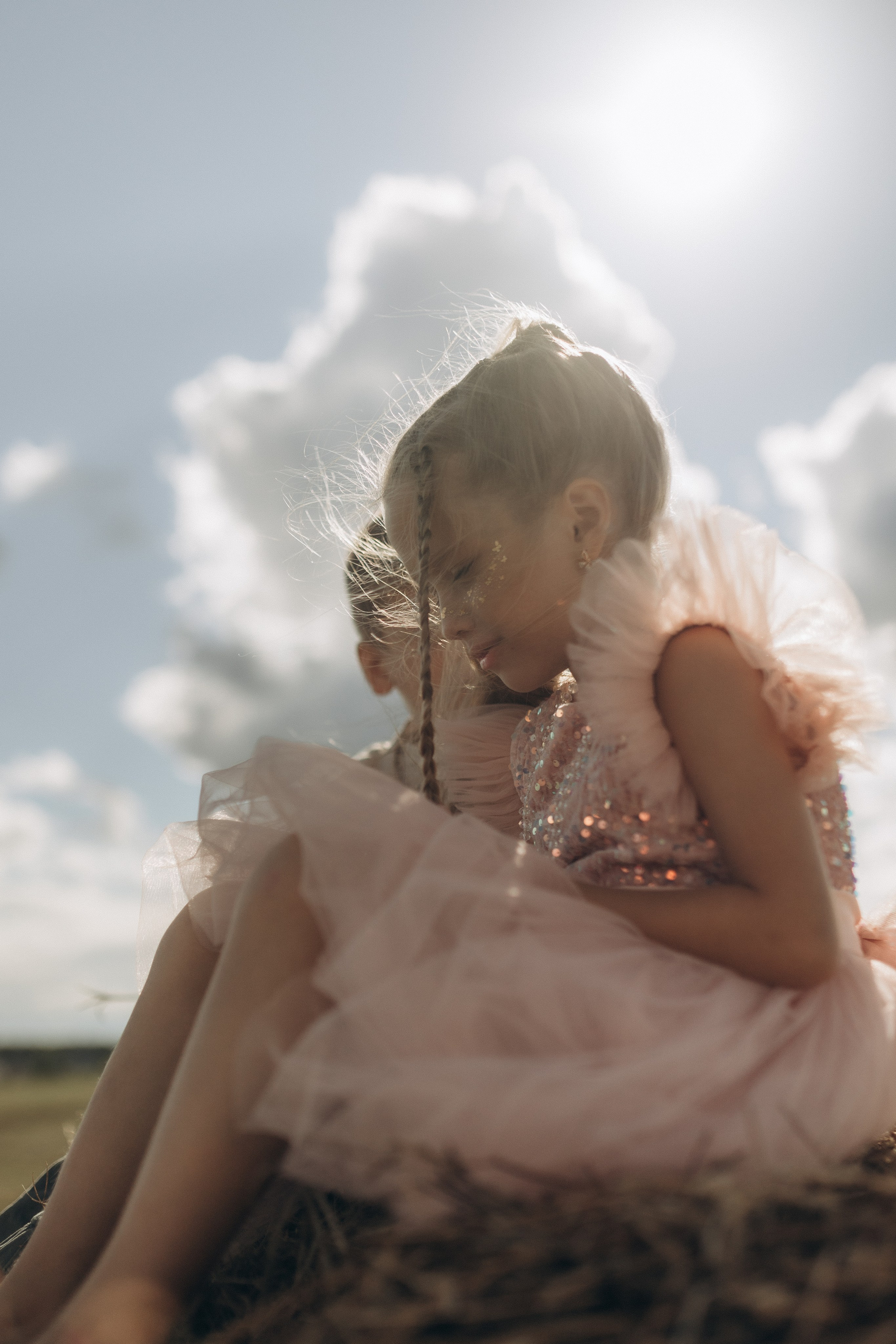 Вика и Миша на сене. Семейный фотограф lifestyle в Новосибирске Елена Шпилевая