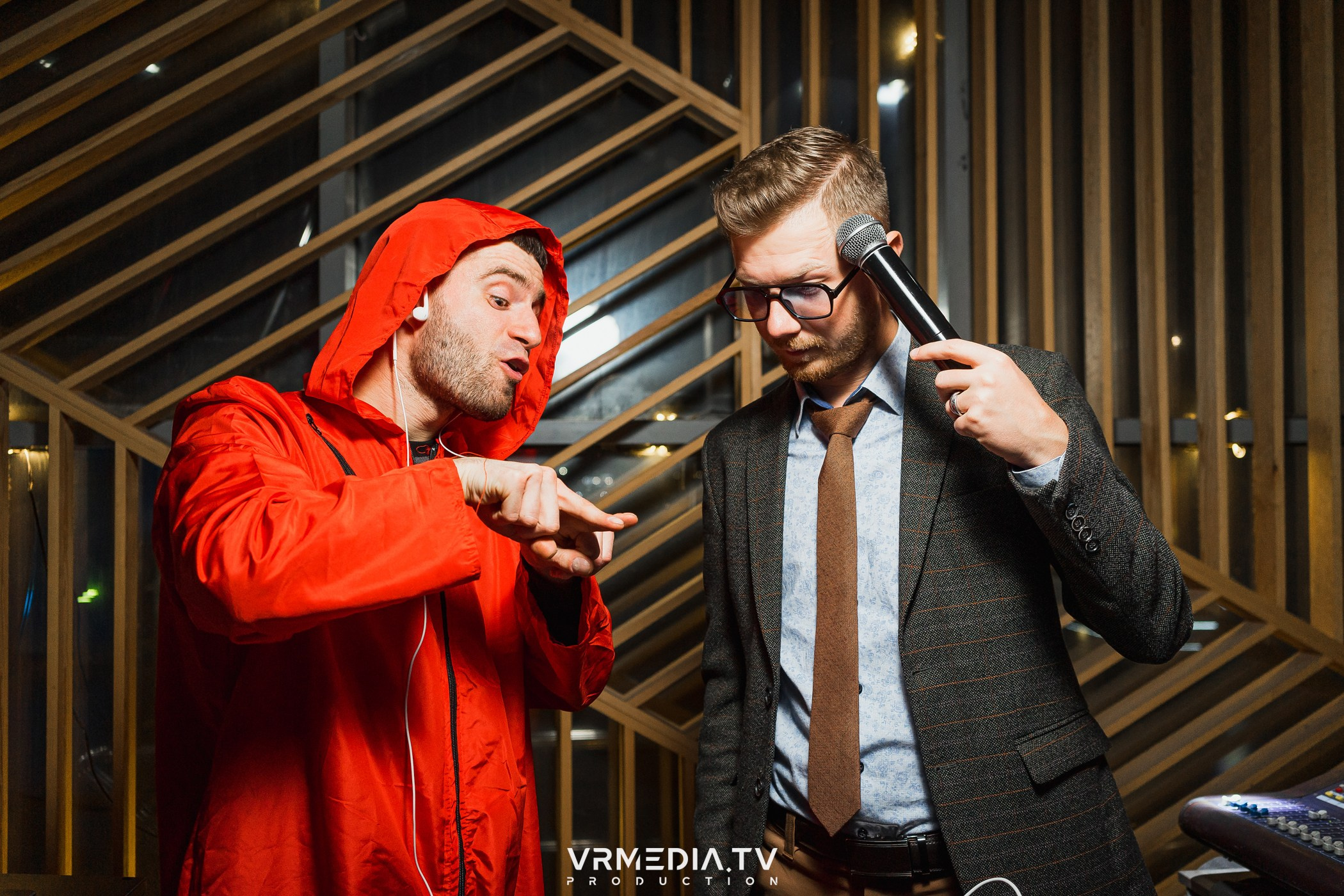 Бумажный дом в баре «Друзья»