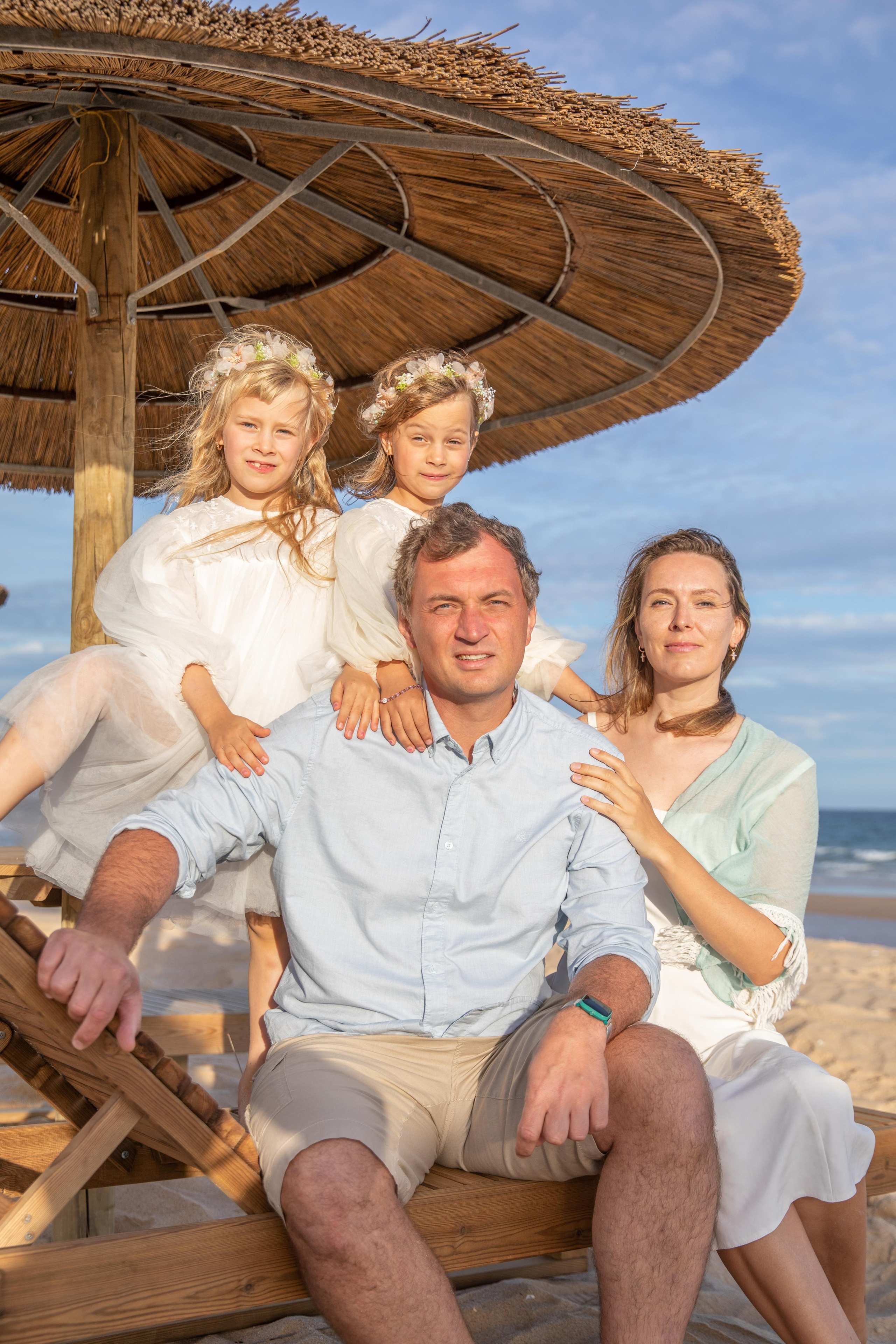 Family on the ocean. Professional Photographer in Portugal. Oksana Lomnova