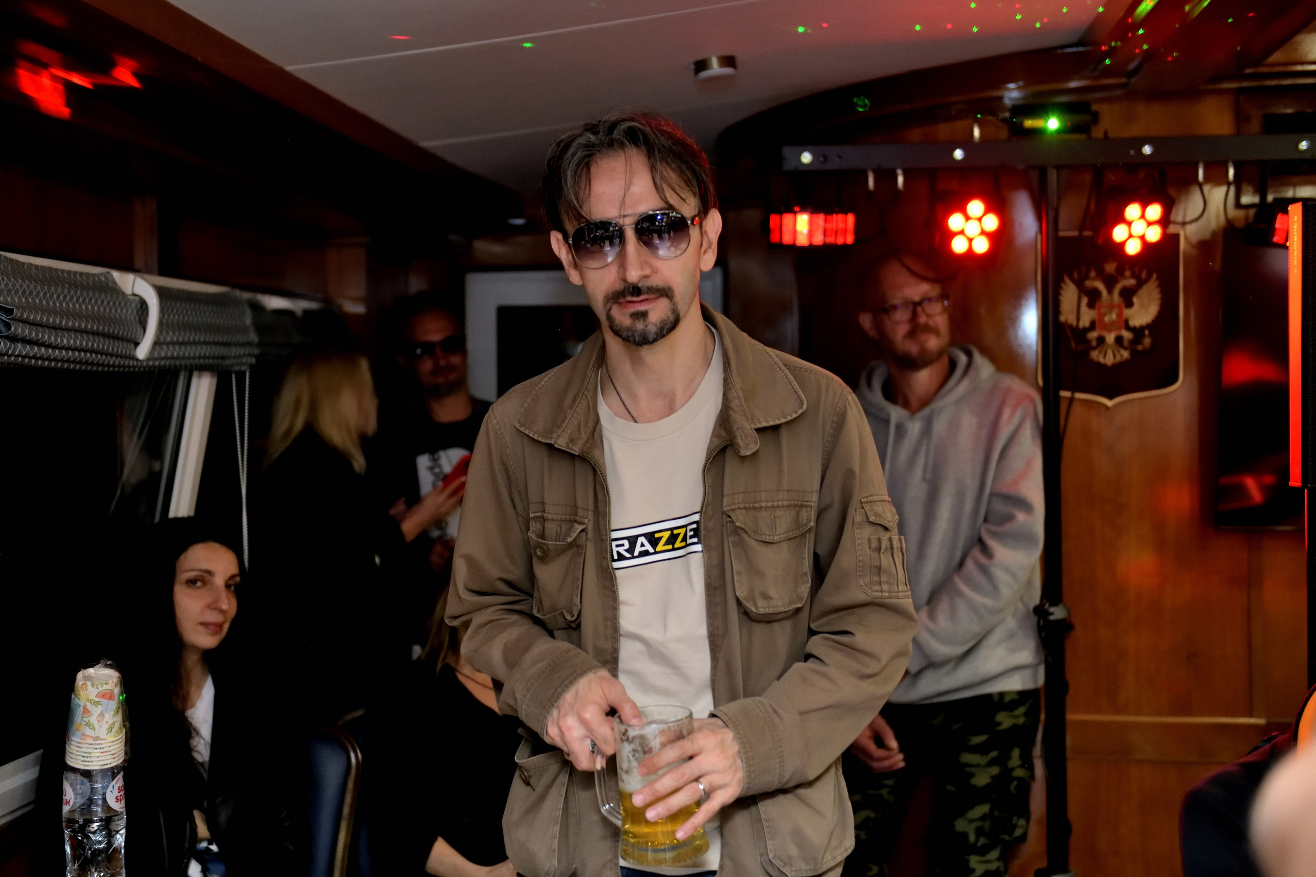 "Художник Юрий Григорян младший на концерте группы  DM acoustics" на музыкальном корабле в Москве.