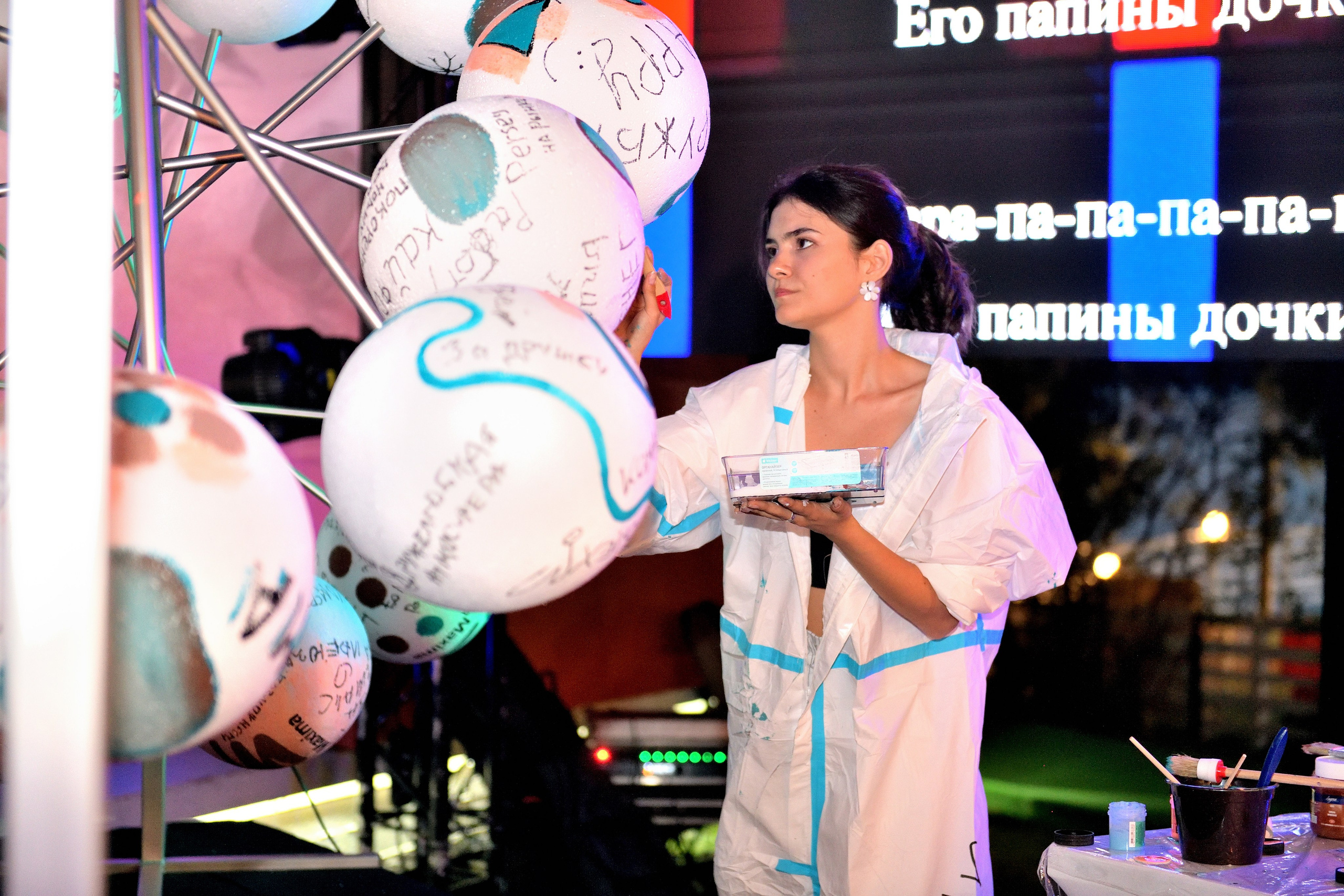 "Художник рисует во время концерта рядом со сценой".