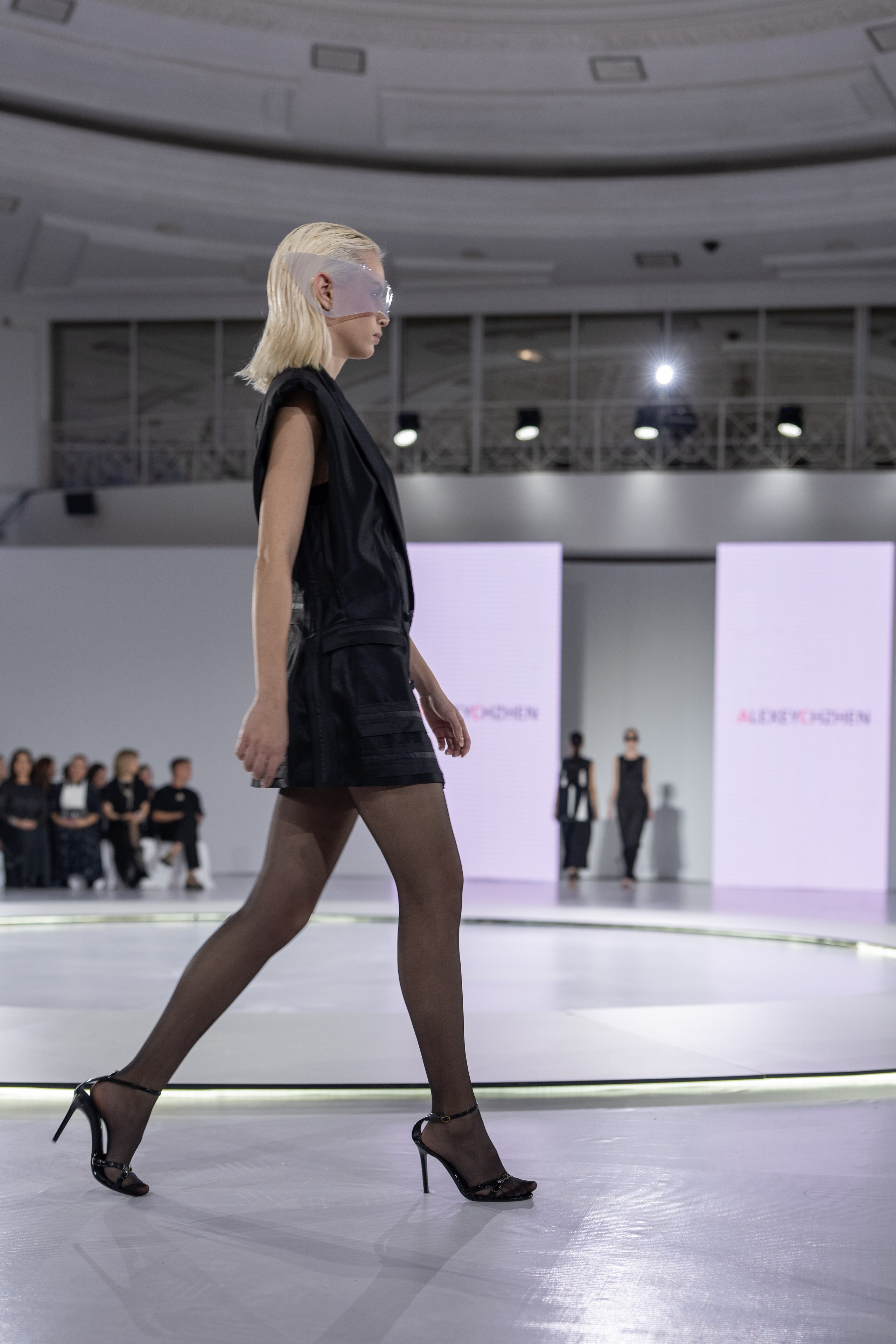 Дизайнер Alexey Czhen. Сайт Алматинского НЮ АРТ, будуар и фэшн фотографа Дениса Карпенко