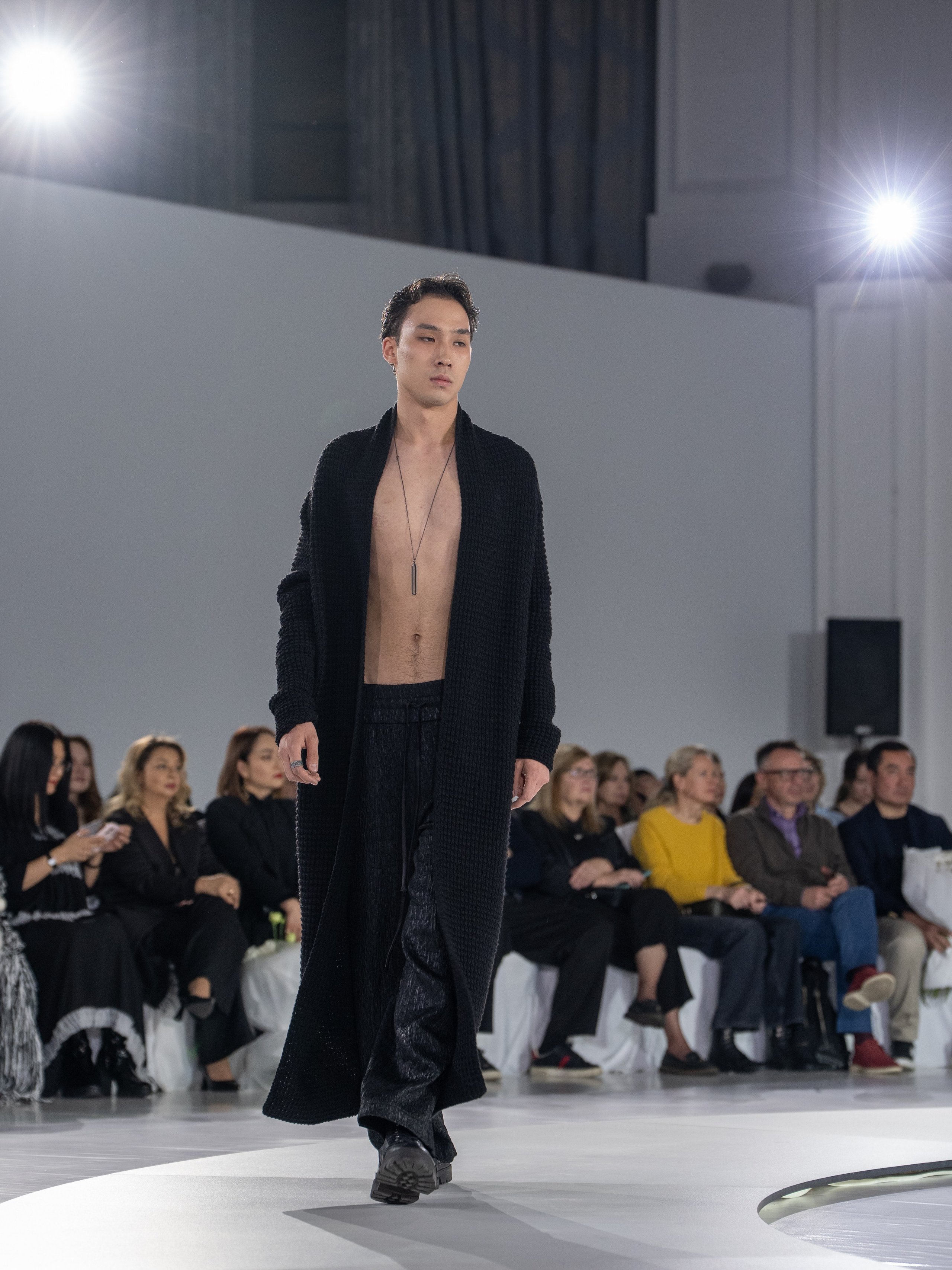 Дизайн DVALI. Сайт Алматинского НЮ АРТ, будуар и фэшн фотографа Дениса Карпенко