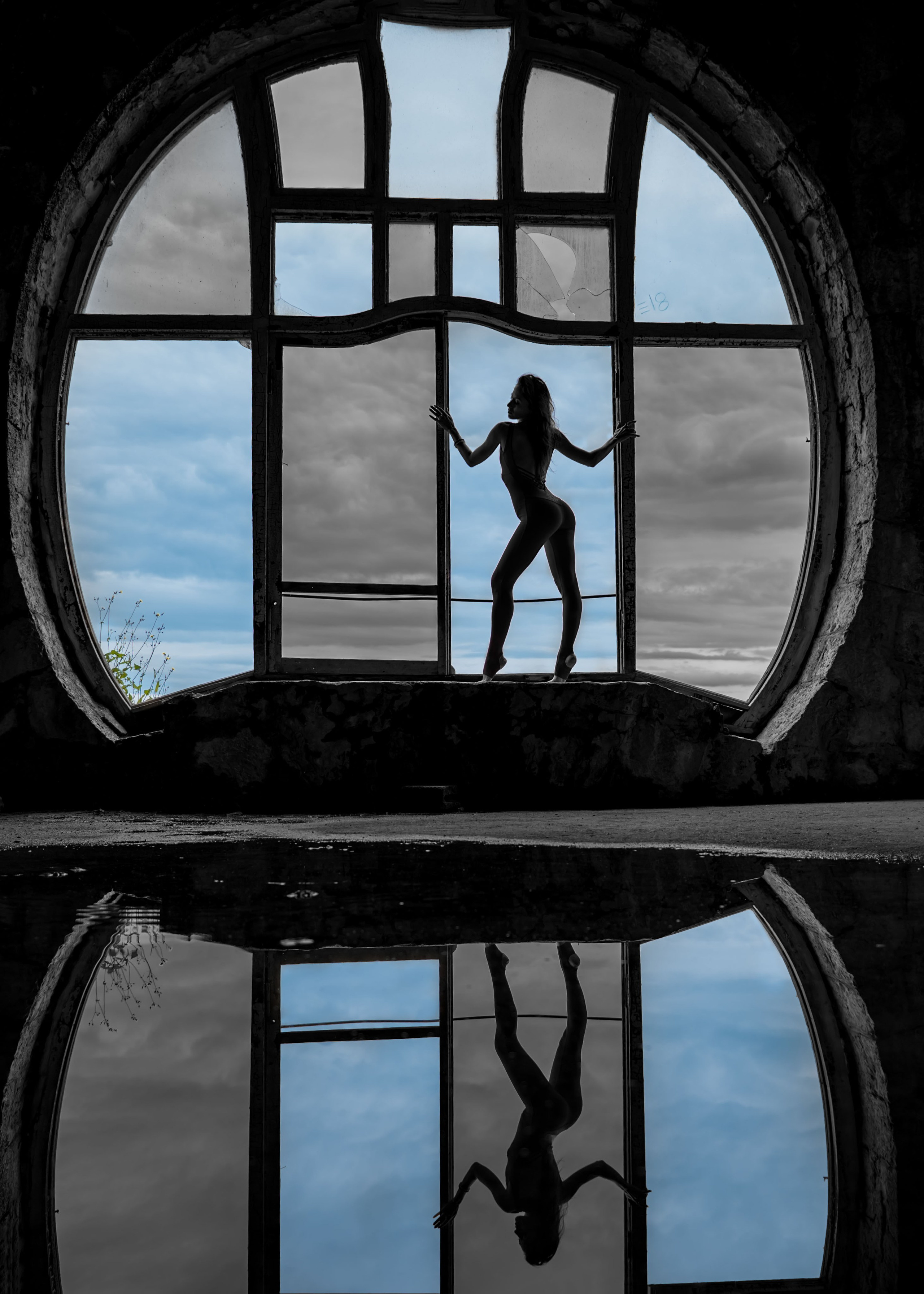 Девушка на фоне главного окна Абхазии.