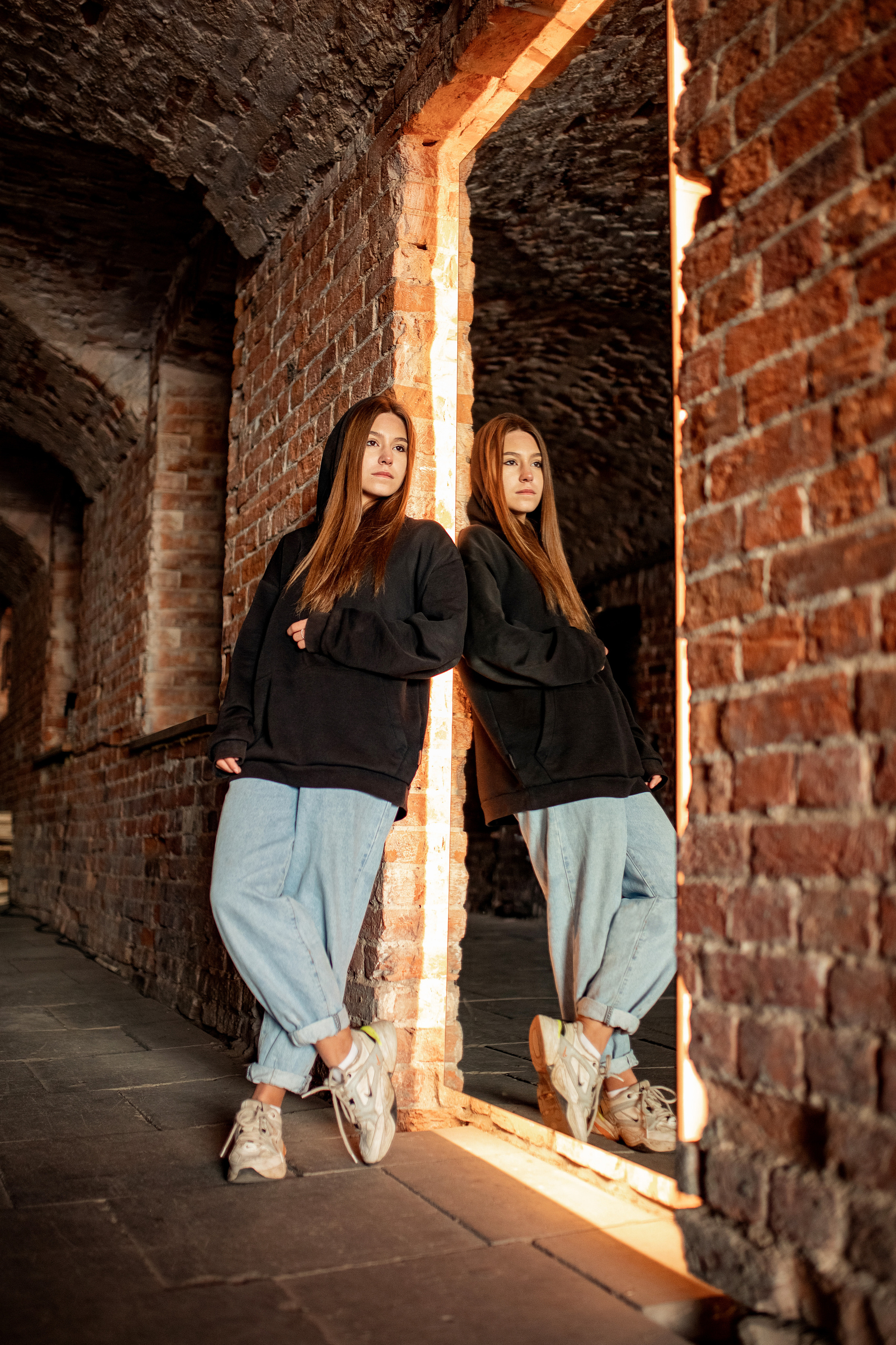 Индивидуальная фотосессия.  Кирпичная стена. Зеркало