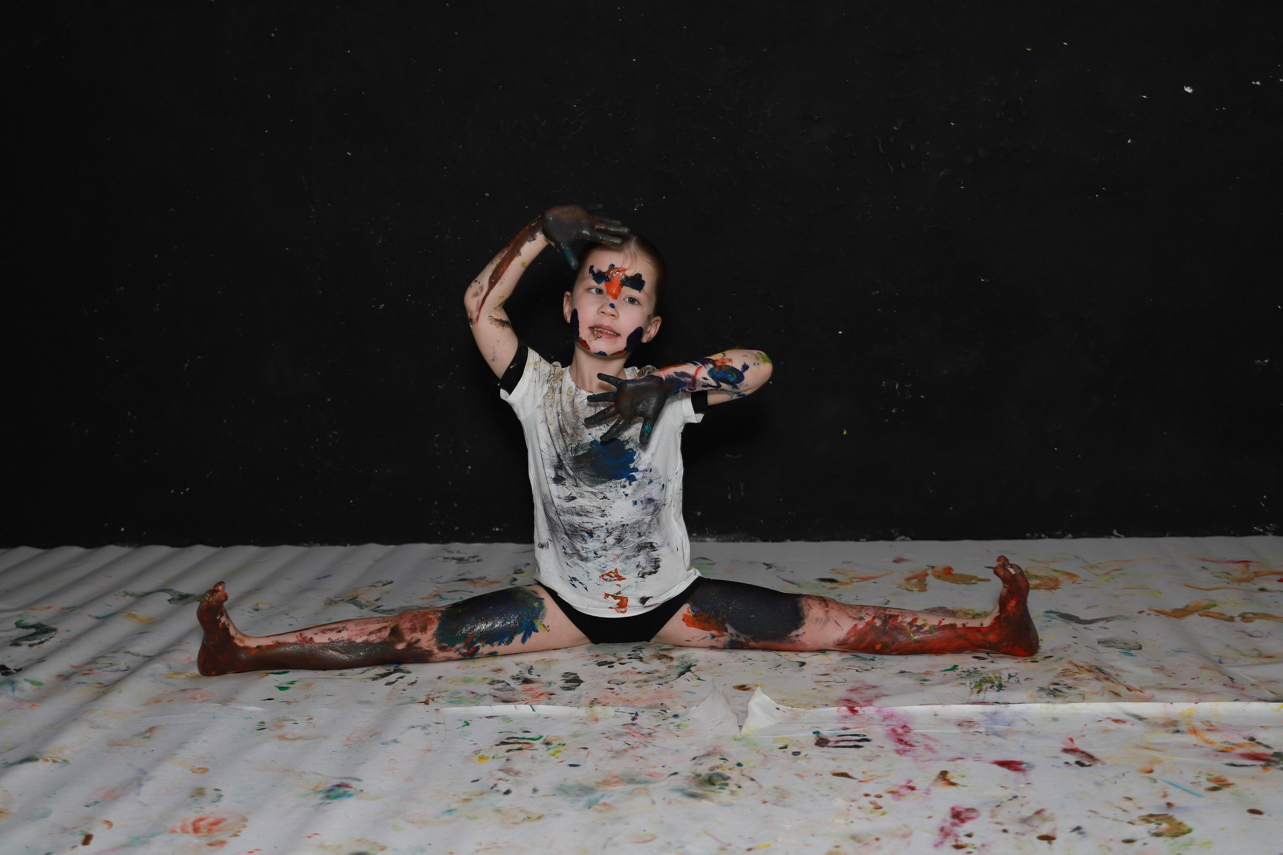 Младшие с красками. Фотограф Юлия Мальцева