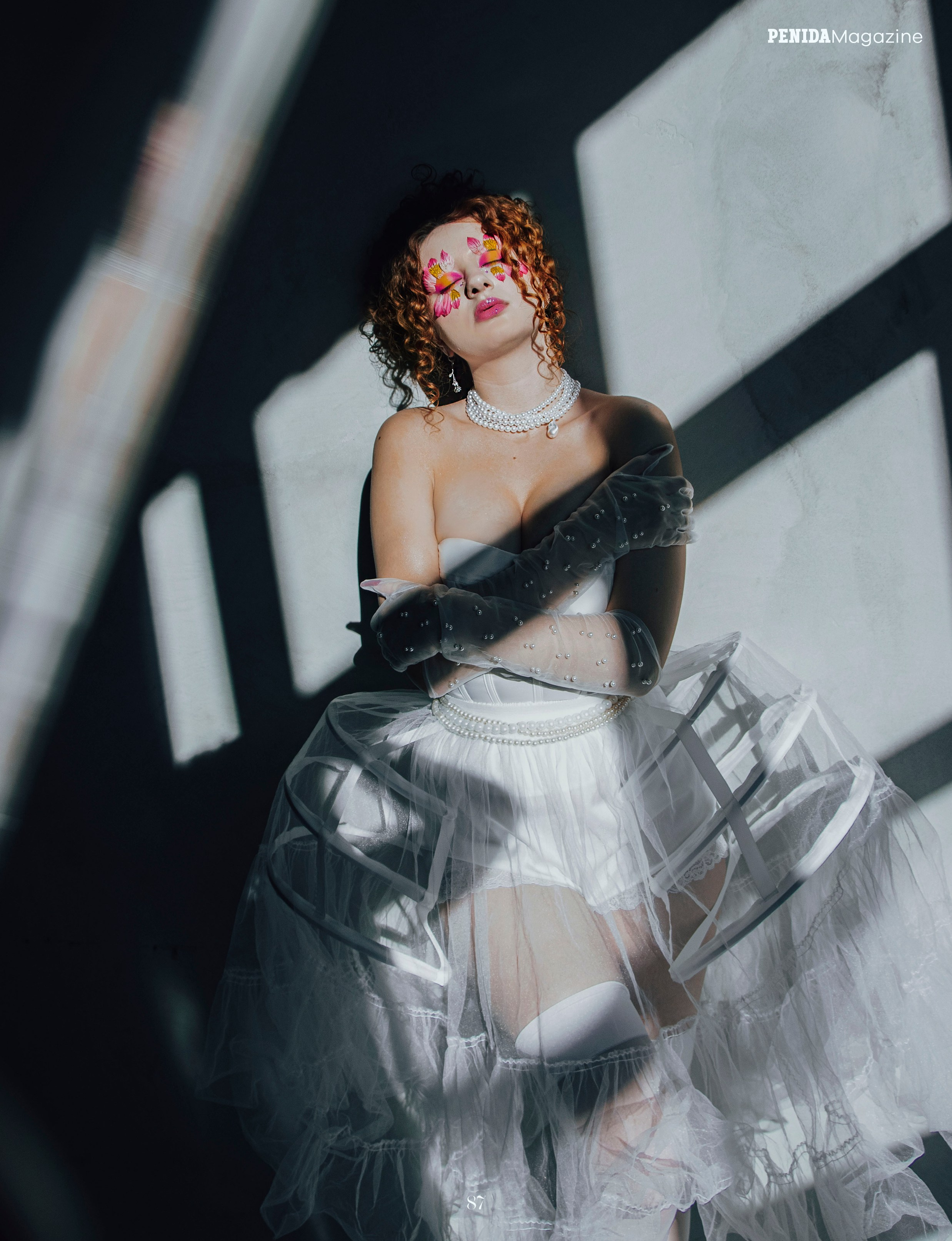Цветочный макияж. Публикация в PENIDA magazine. Портретный фотограф в Санкт-Петербурге Савельева Ольга
