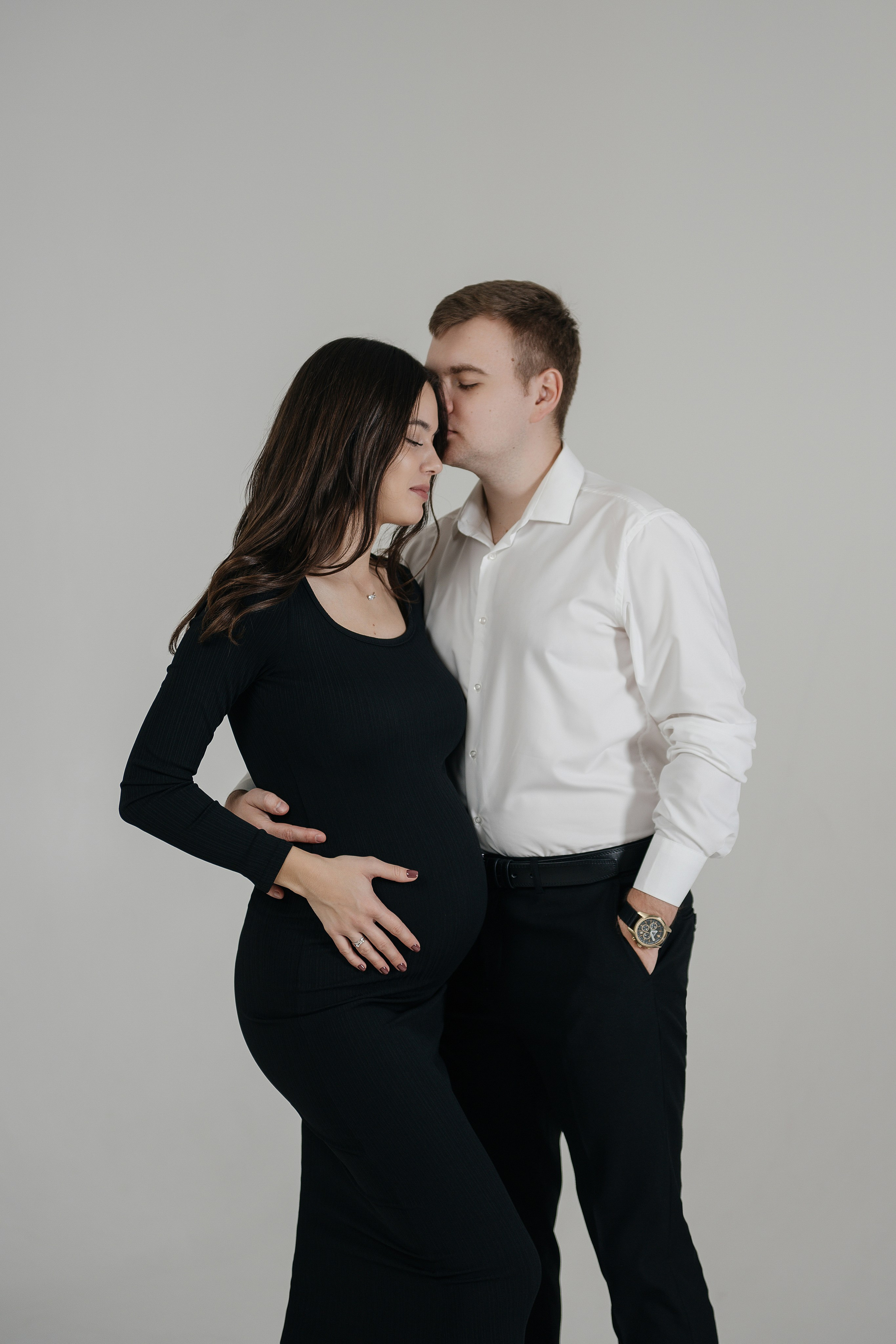 фотосессия беременности в фотостудии на белом фоне циклораме