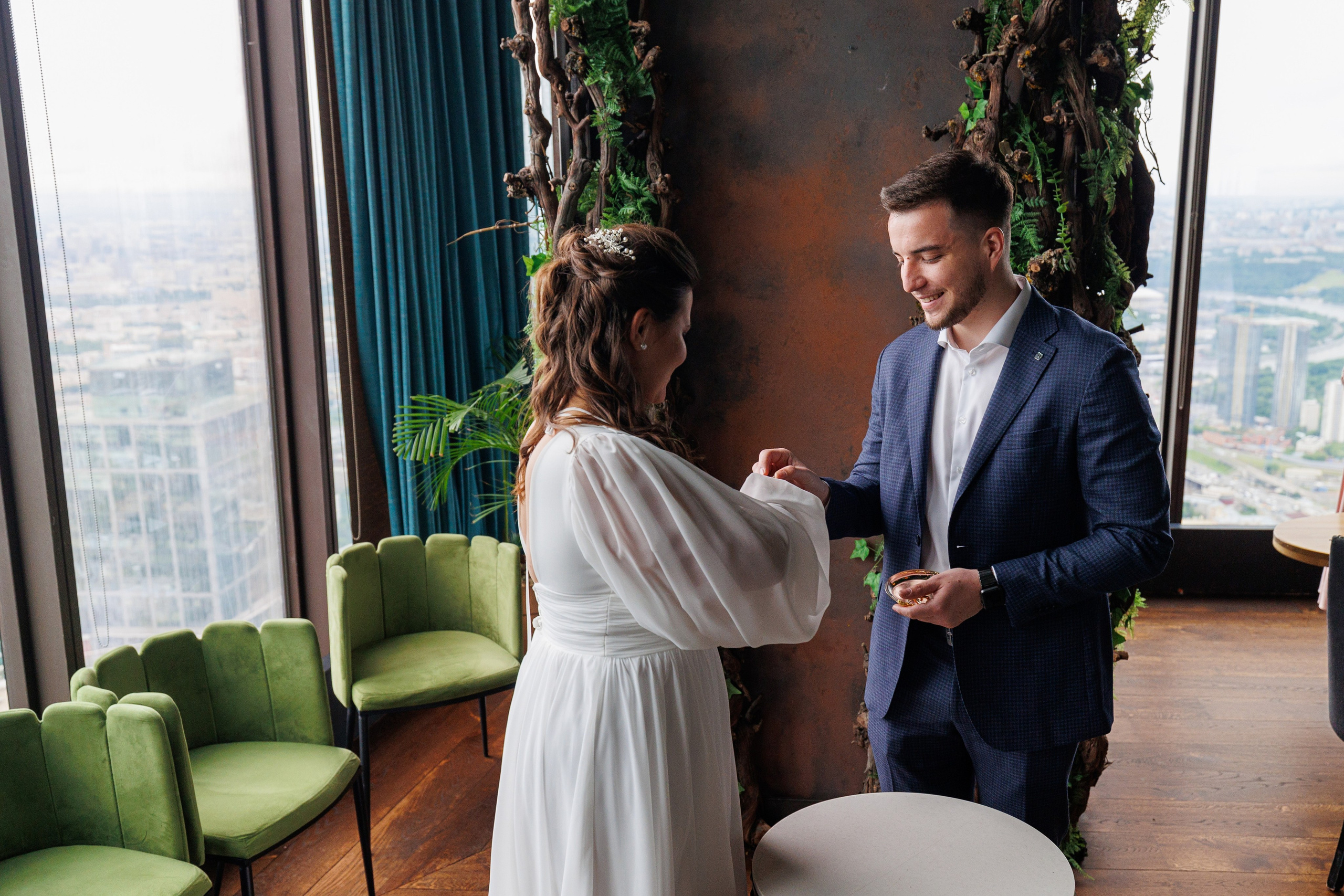 Фотограф на регистрацию в ЗАГС Москва Сити Birds Башня ОКО. Примеры фото, отзывы молодоженов и заявка на регистрацию через официальный сайт.