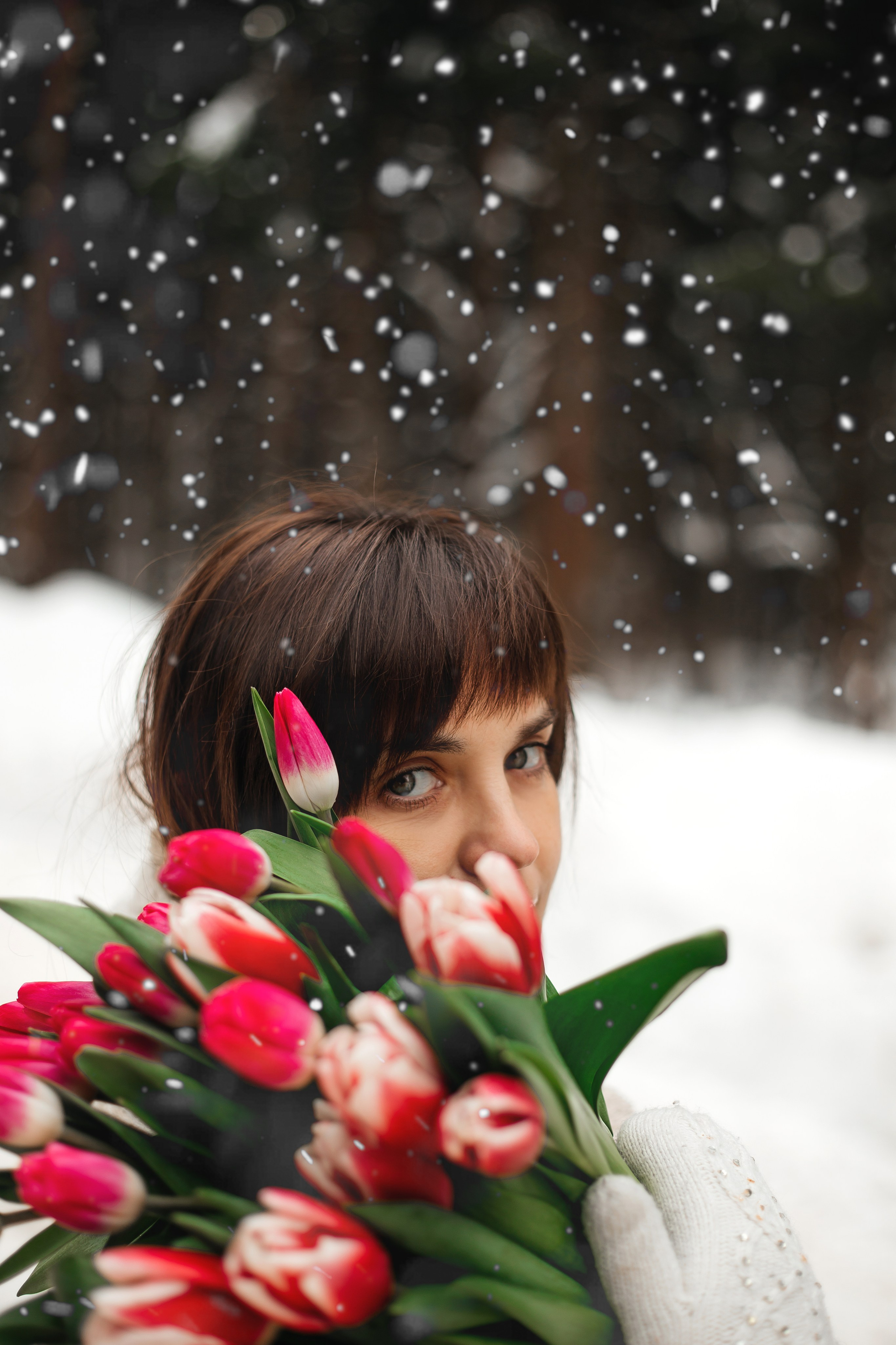 Снежная фотосессия в лесу с тюльпанами зимой. Фотограф Дмитров и МО Валентина Халикова