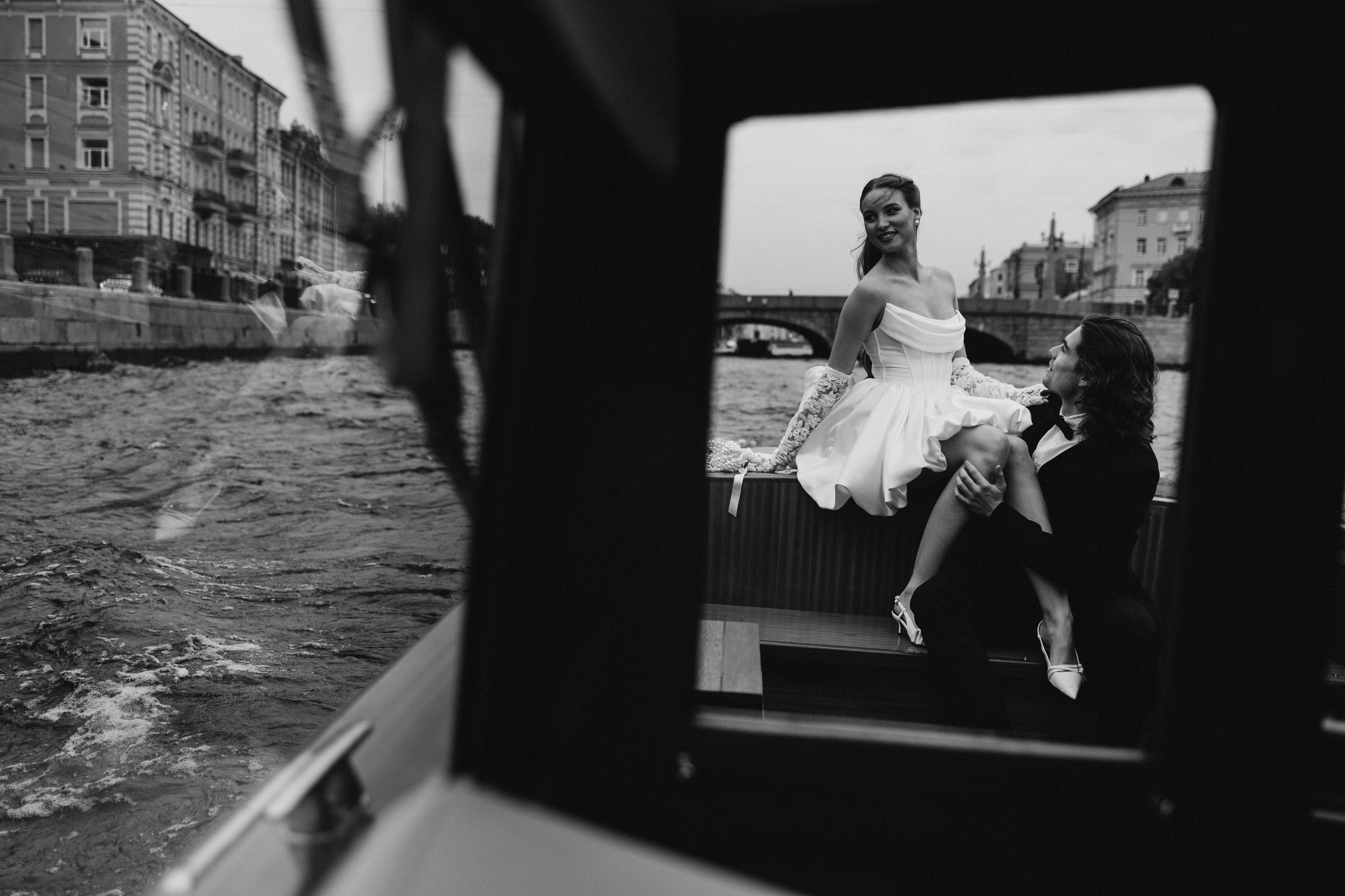 На катере. ФОТОГРАФ РОЗА ФИЛИНА СПб I МОСКВА