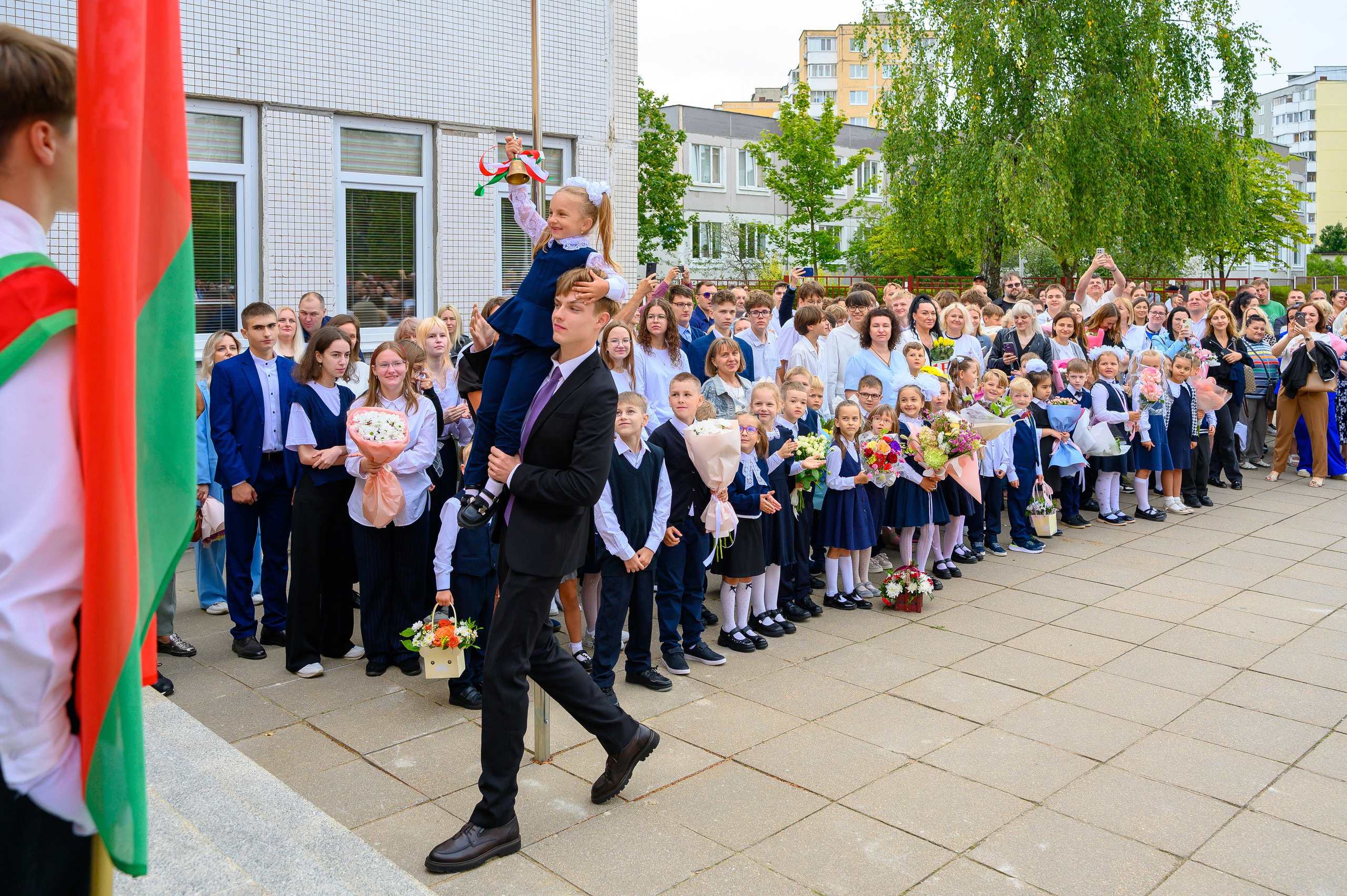 Вот звучит первый звонок, перед этим долгое приготовление к новому этапу в жизни, Яромир идет в школу. Фотоуслуги, услуги фотографа, фотографирование важных событий