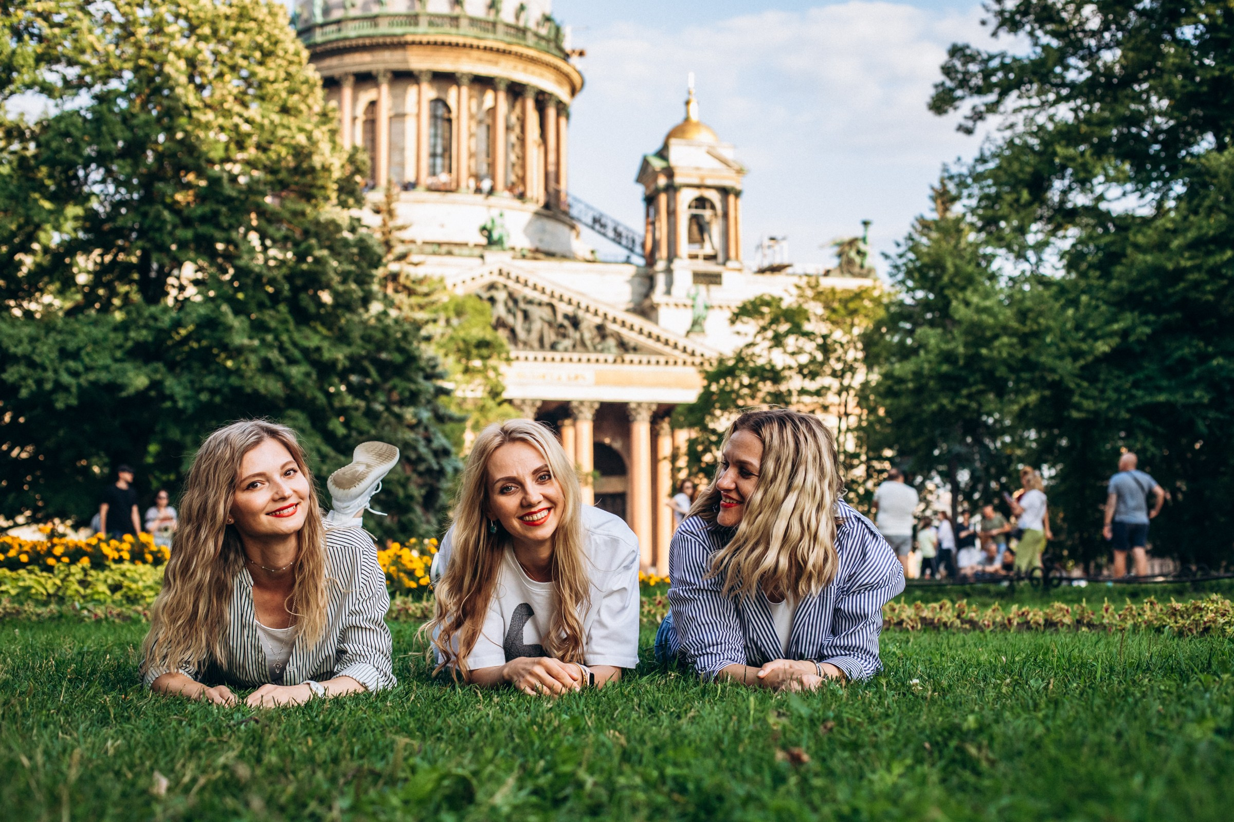 Саша, Ульяна и Настя в июне. Фотопрогулка в Петербурге. Индивидуальный и семейный фотограф в Санкт-Петербурге