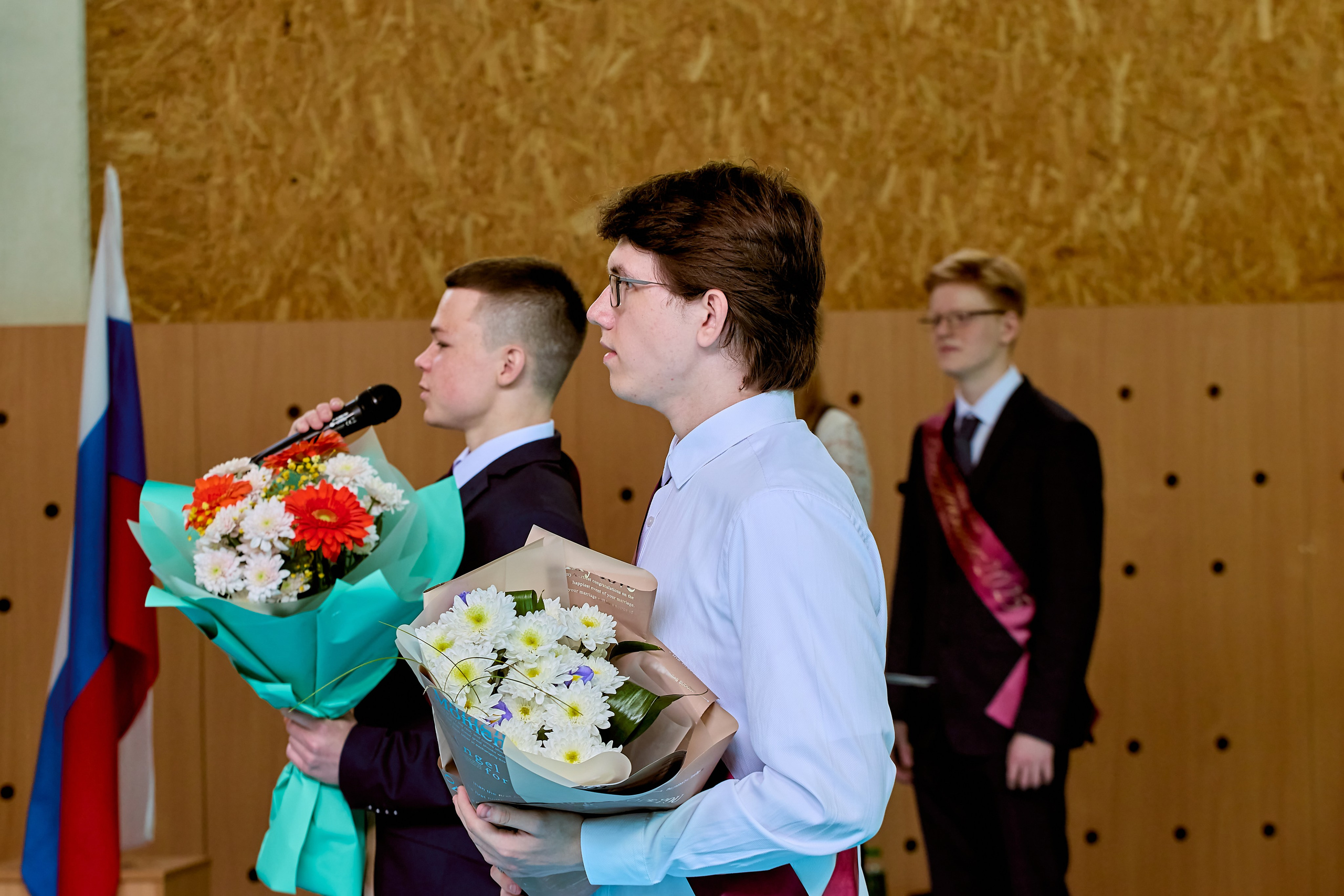 Трепет и вдохновение в глазах выпускников, кадр Николая Голованова, г. Дзержинск.