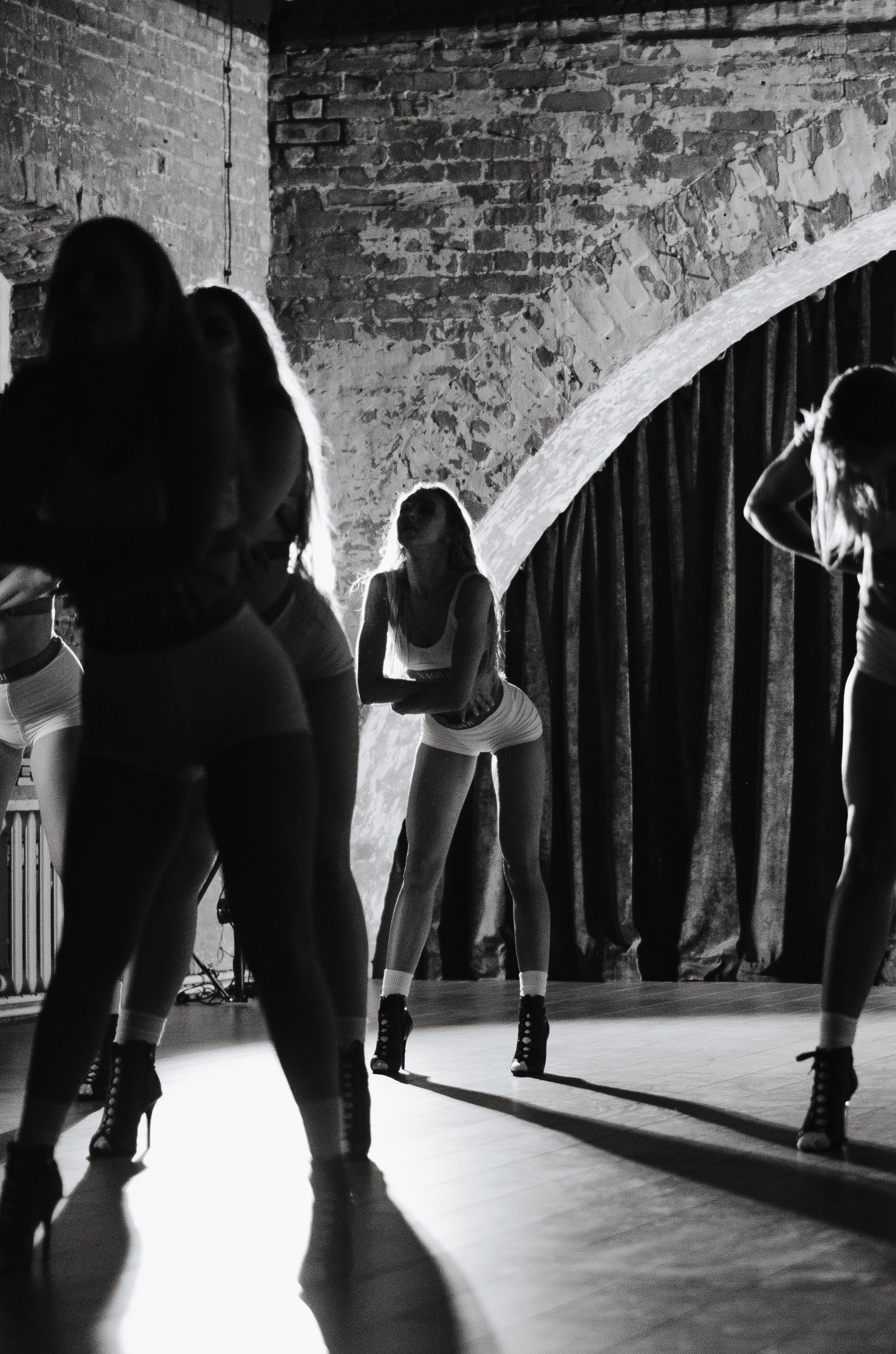 Фото-подглядки с видеосъемки танцевальной команды «Secret». Денисова Аля — фотограф для парных съемок и индивидуальных историй в Барнауле