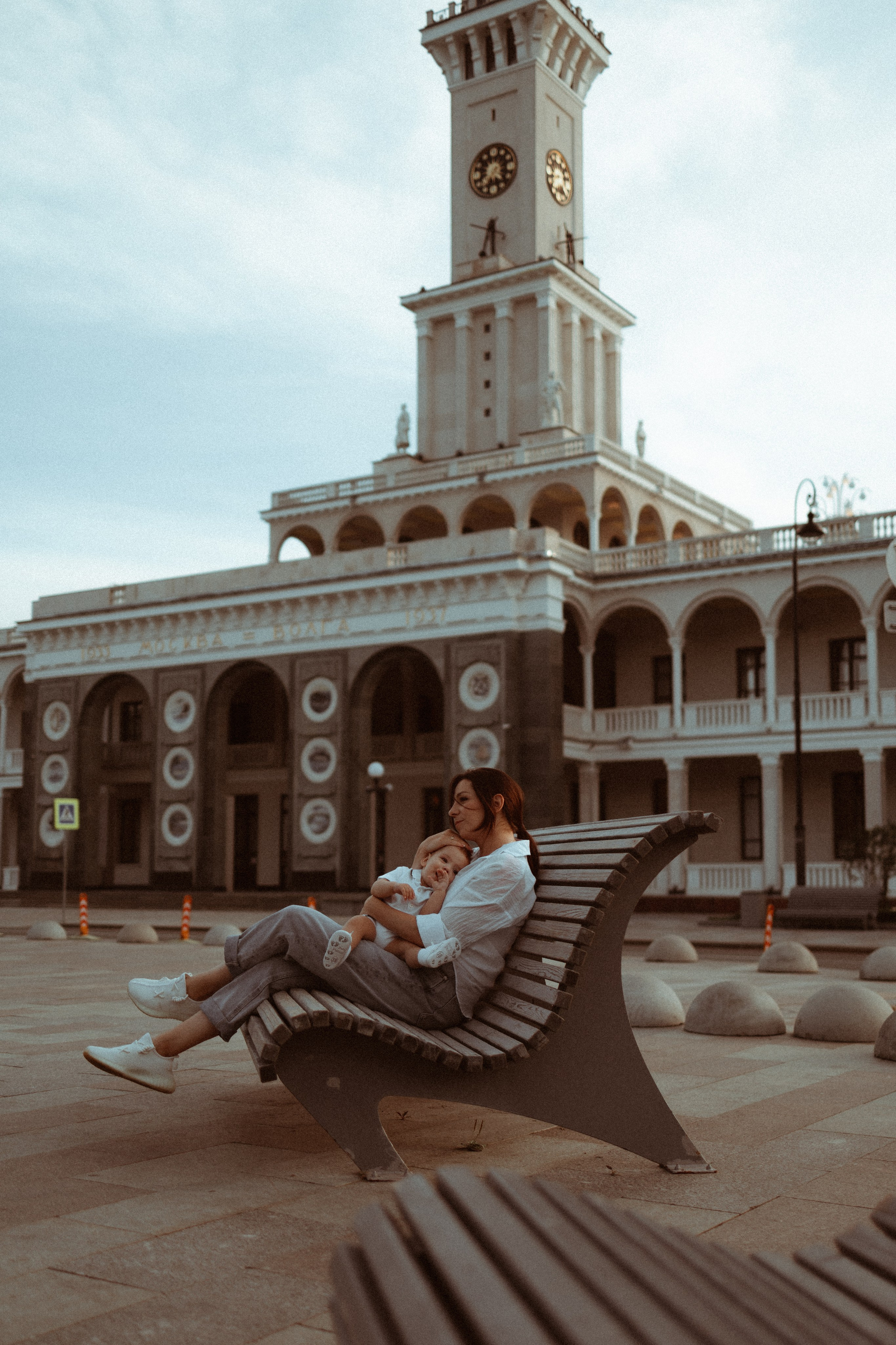 прогулочная фотосессия мамы и ребенка