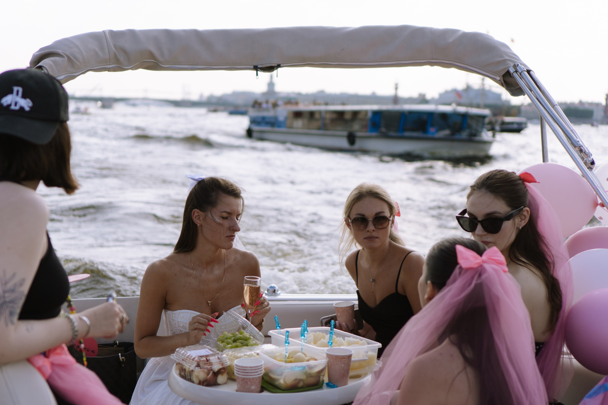ДЕВИЧНИК НА КАТЕРЕ. Профессиональный фотограф, Санкт-Петербург — Виктория Богомолова
