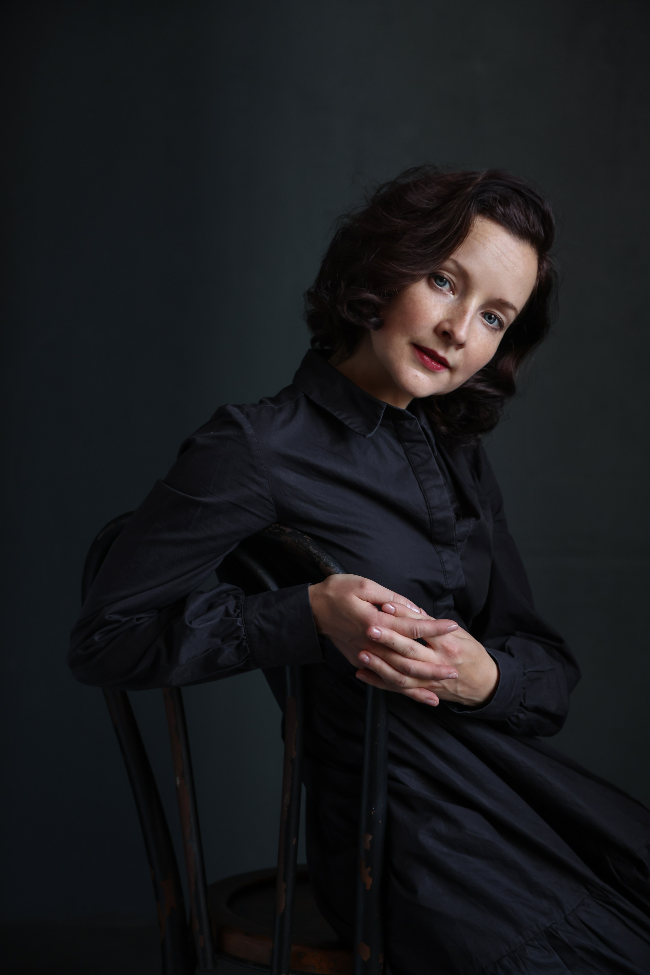 Сьемка в студии, брюнетка на темном фоне Фотограф - Мэри Маршания