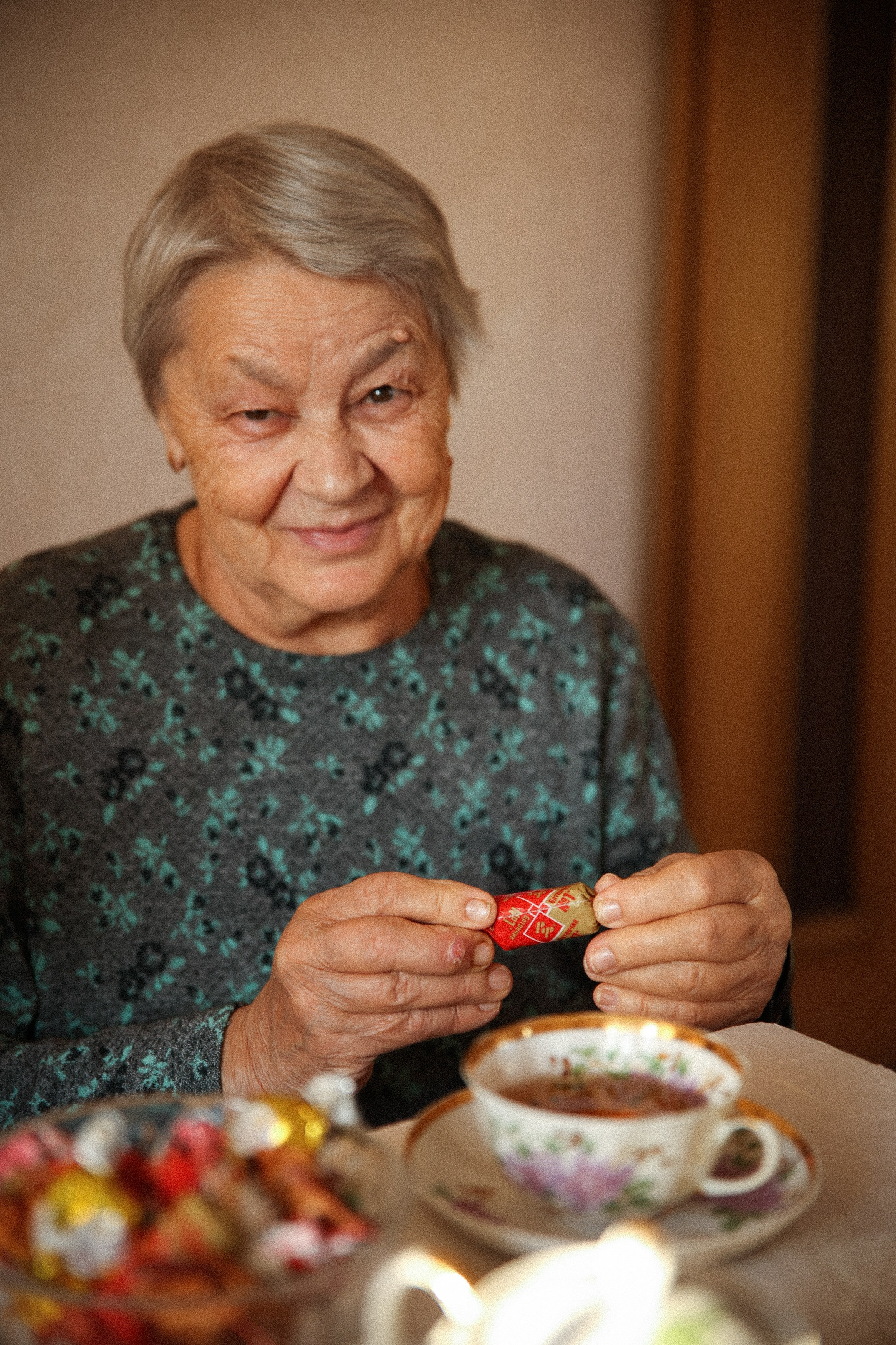 Семейная фотосессия домашняя фотосессия бабушка в гостях у бабушки. Фотограф Владимир Москва