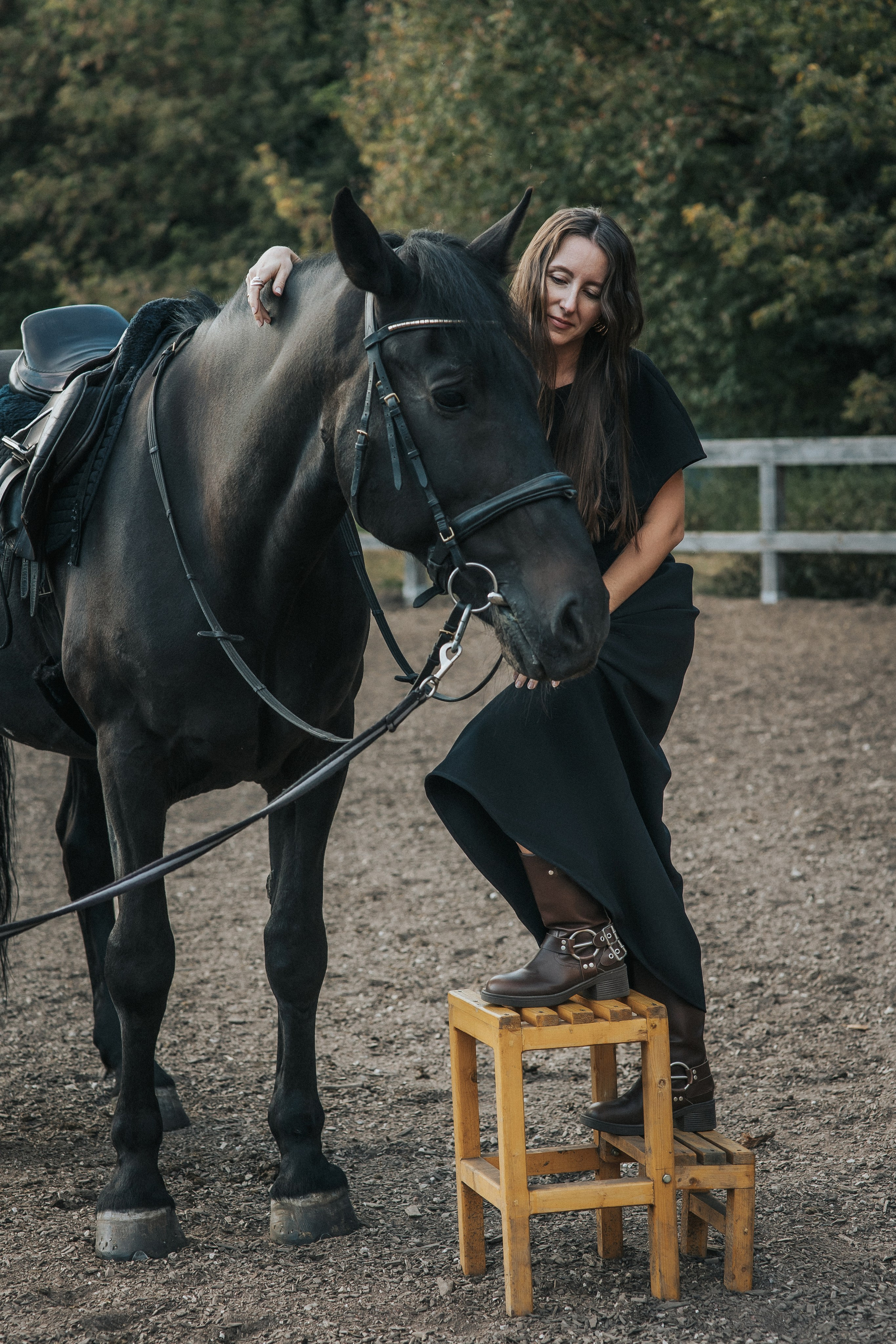 Большая семья и черный конь Султан. Семейный фотограф в Москве Наталья Чуб, заказать Фотокнигу