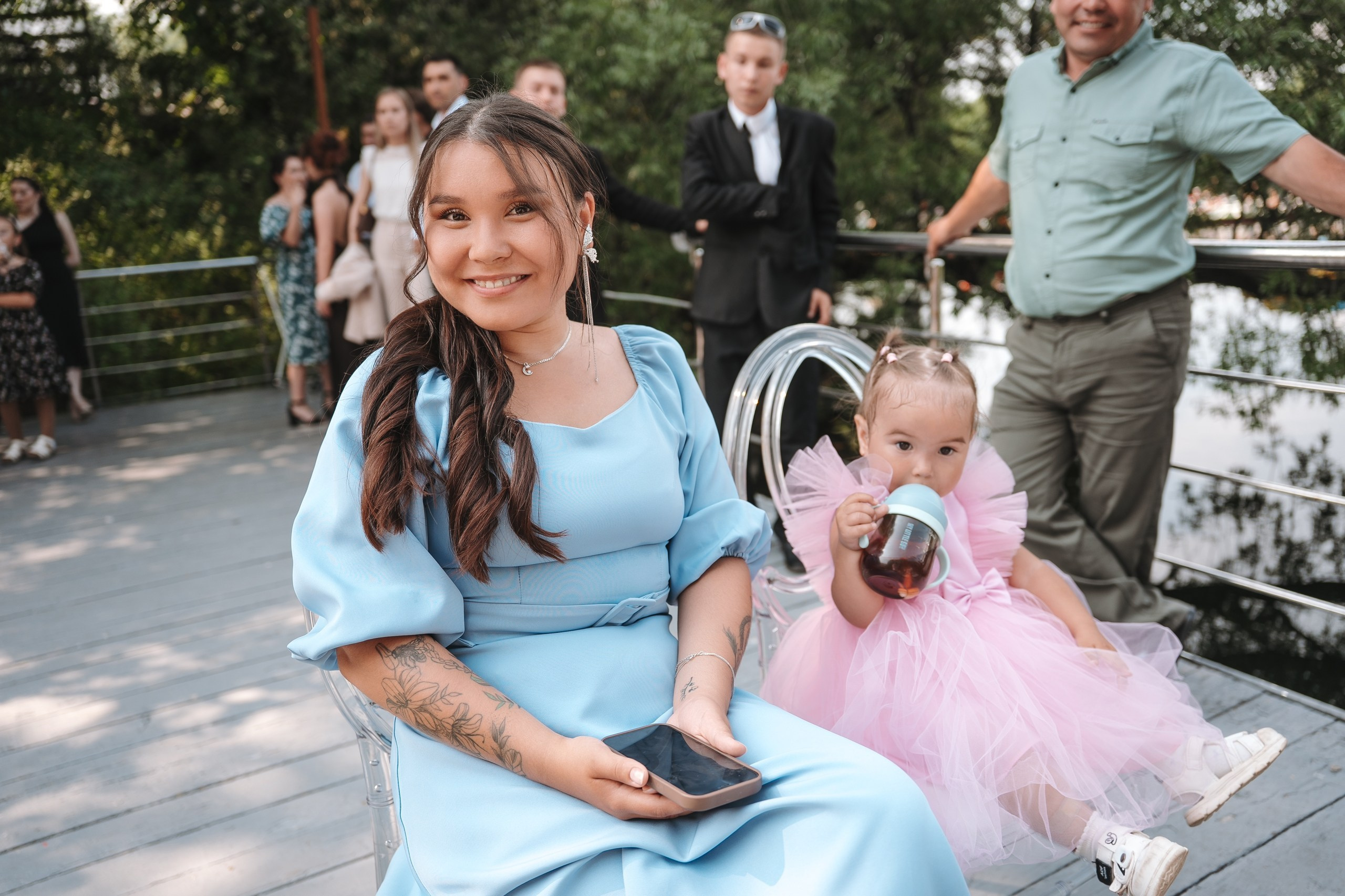 Свадебная съёмка в Уфе 11 июня 2025 года: сборы в загородном доме, выездная регистрация и банкет на площадке «Хотим Едим», ведущий Андрей